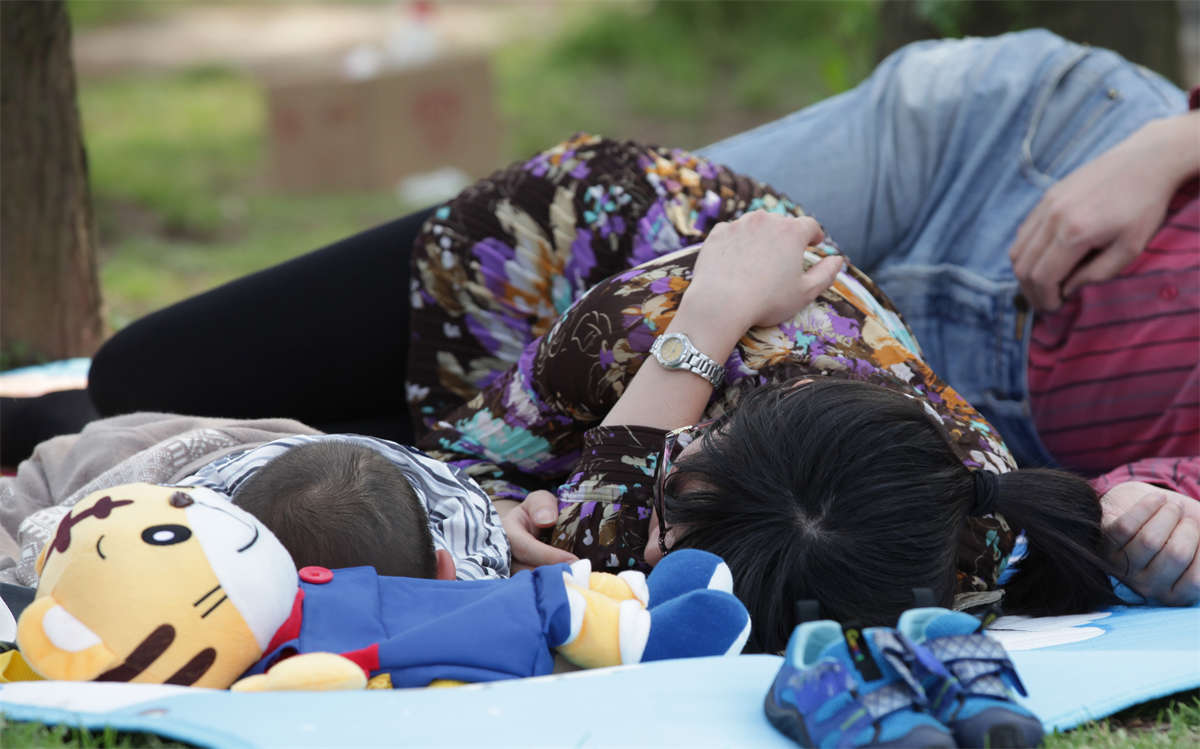 图片[2]-踏青公园街拍系列No.492 少妇一动不动的防御性睡姿让人很抓狂-日更街拍