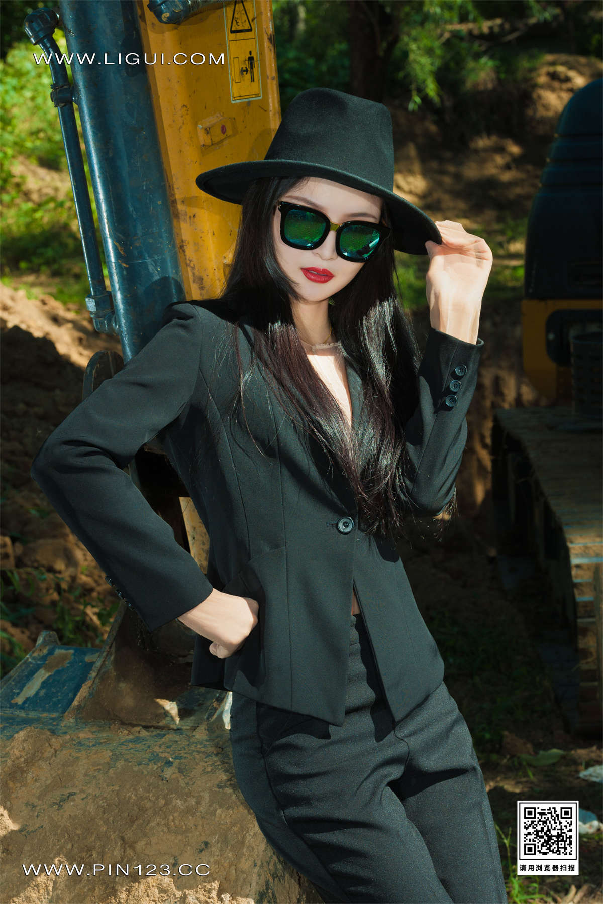 Ligui丽柜 2022.07.04《工地丝享家》苏黎-日更街拍