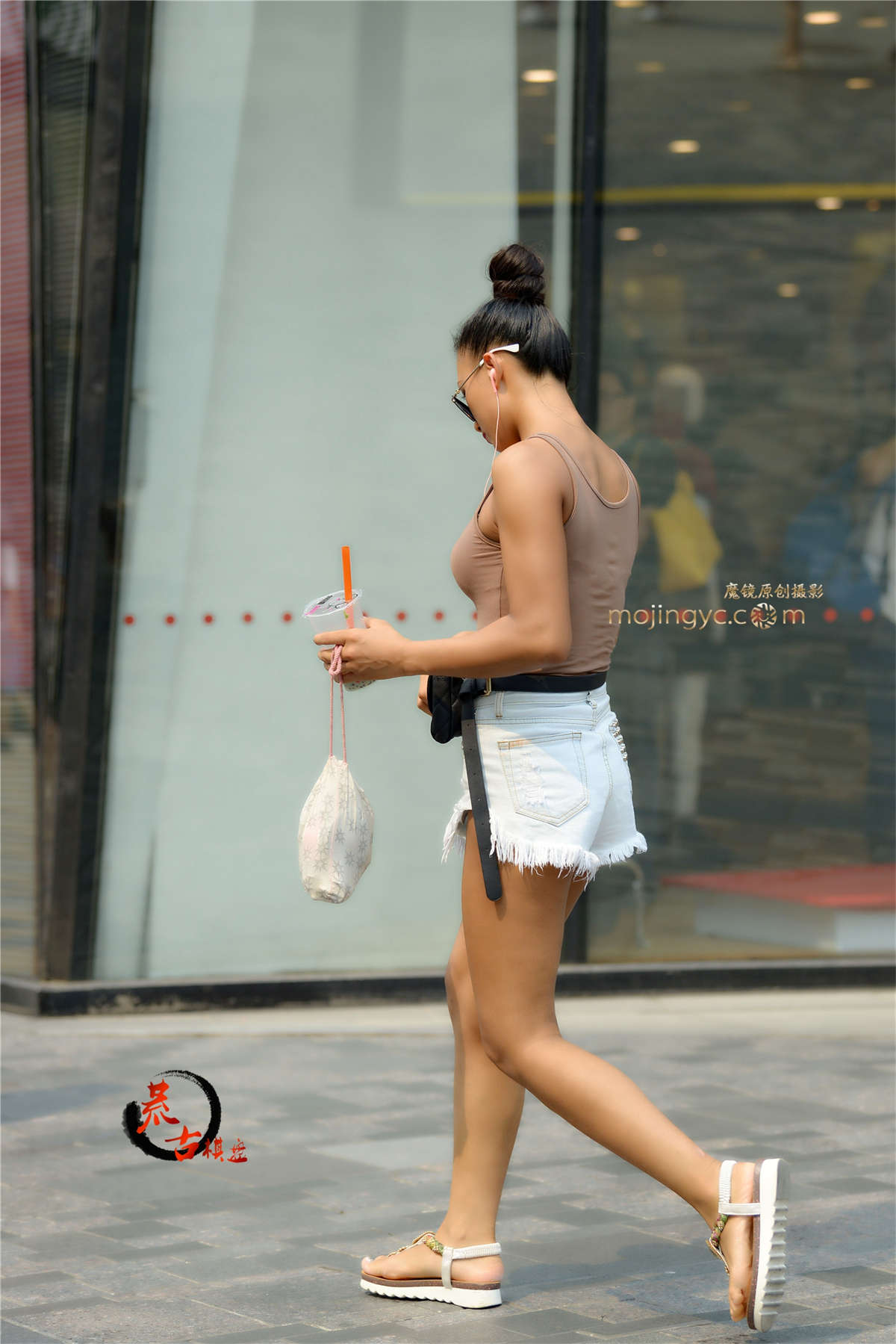 7-22小麦色皮肤热裤美女-日更街拍