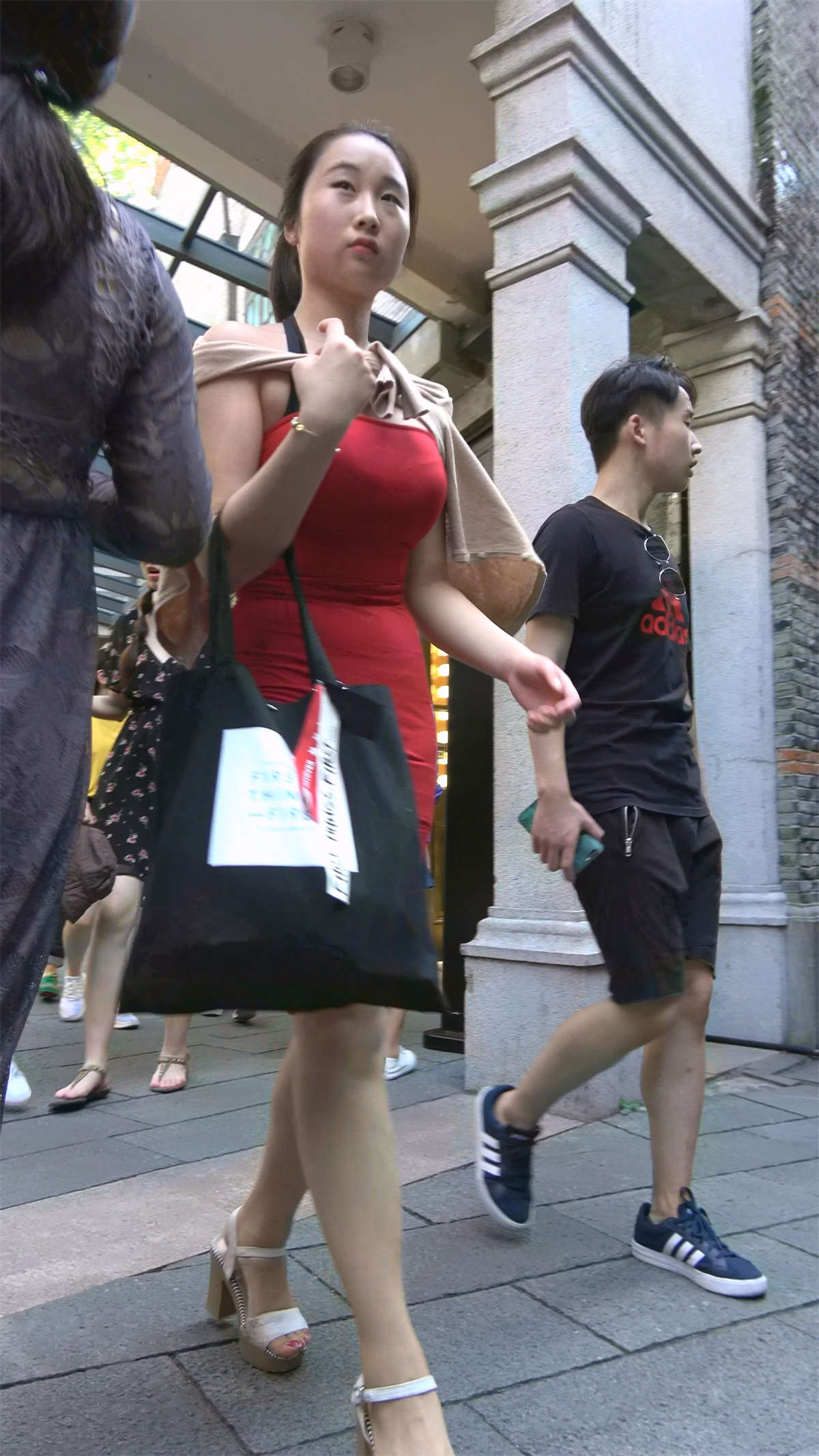 图片[2]-性感身材大红包臀裙高跟美女-日更街拍