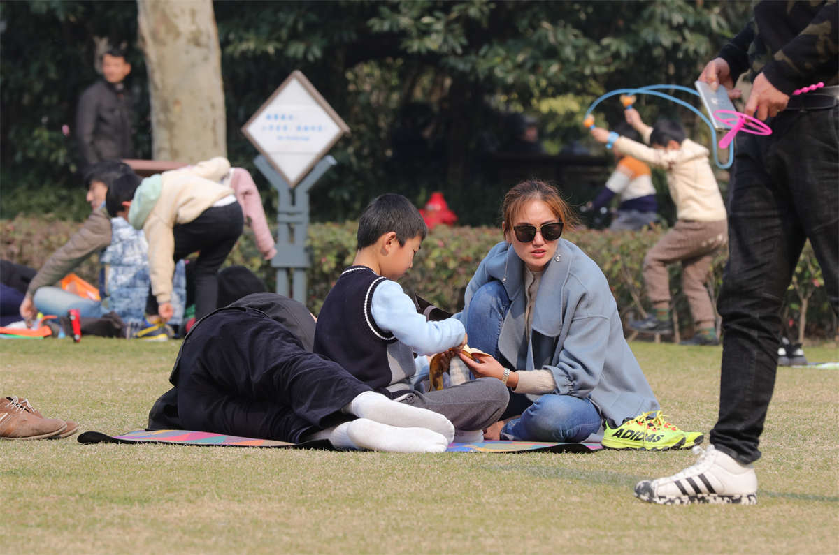 踏青公园街拍系列No.628 果然薄丝最适合优雅的女人-日更街拍