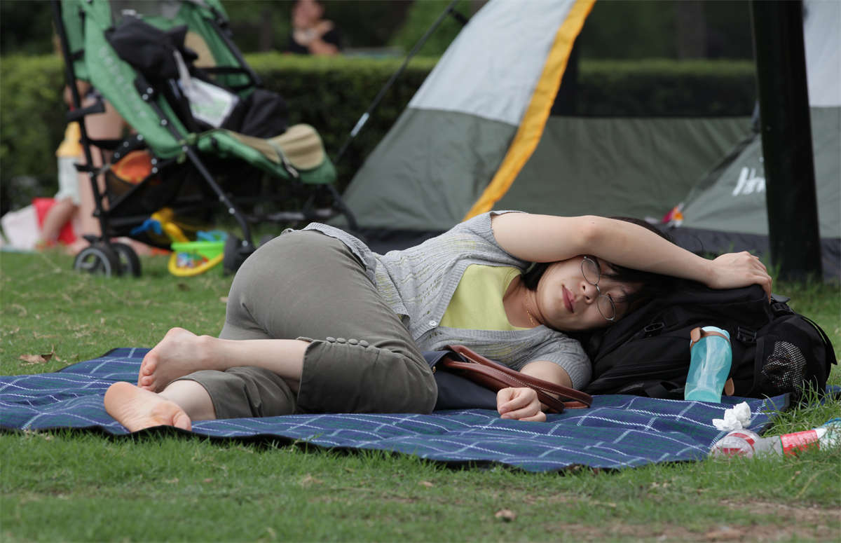 图片[2]-踏青公园街拍系列No.493 少妇慵懒的睡姿让美足更具诱惑-日更街拍