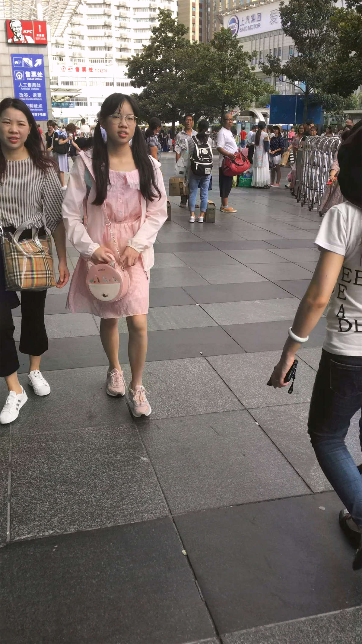运动鞋粉群眼镜妹-日更街拍