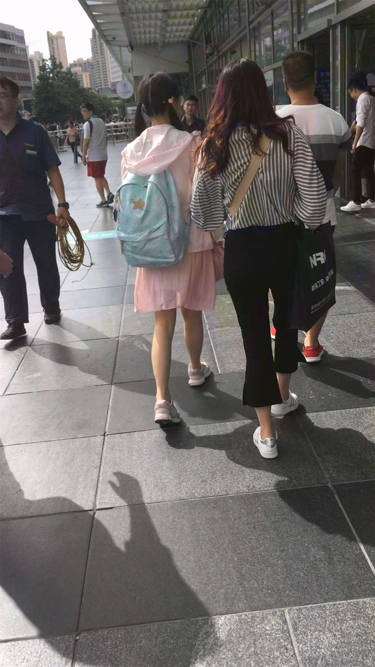 图片[2]-运动鞋粉群眼镜妹-日更街拍