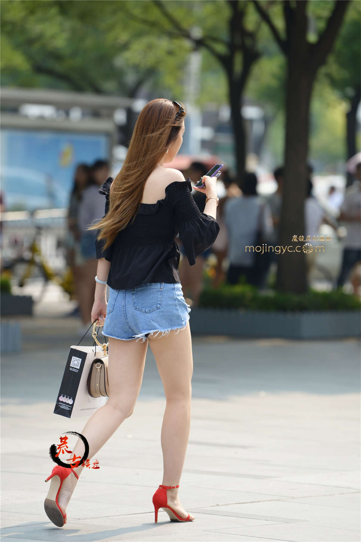 图片[2]-7-22一字抹肩，牛仔热裤，红色高跟凉鞋-日更街拍