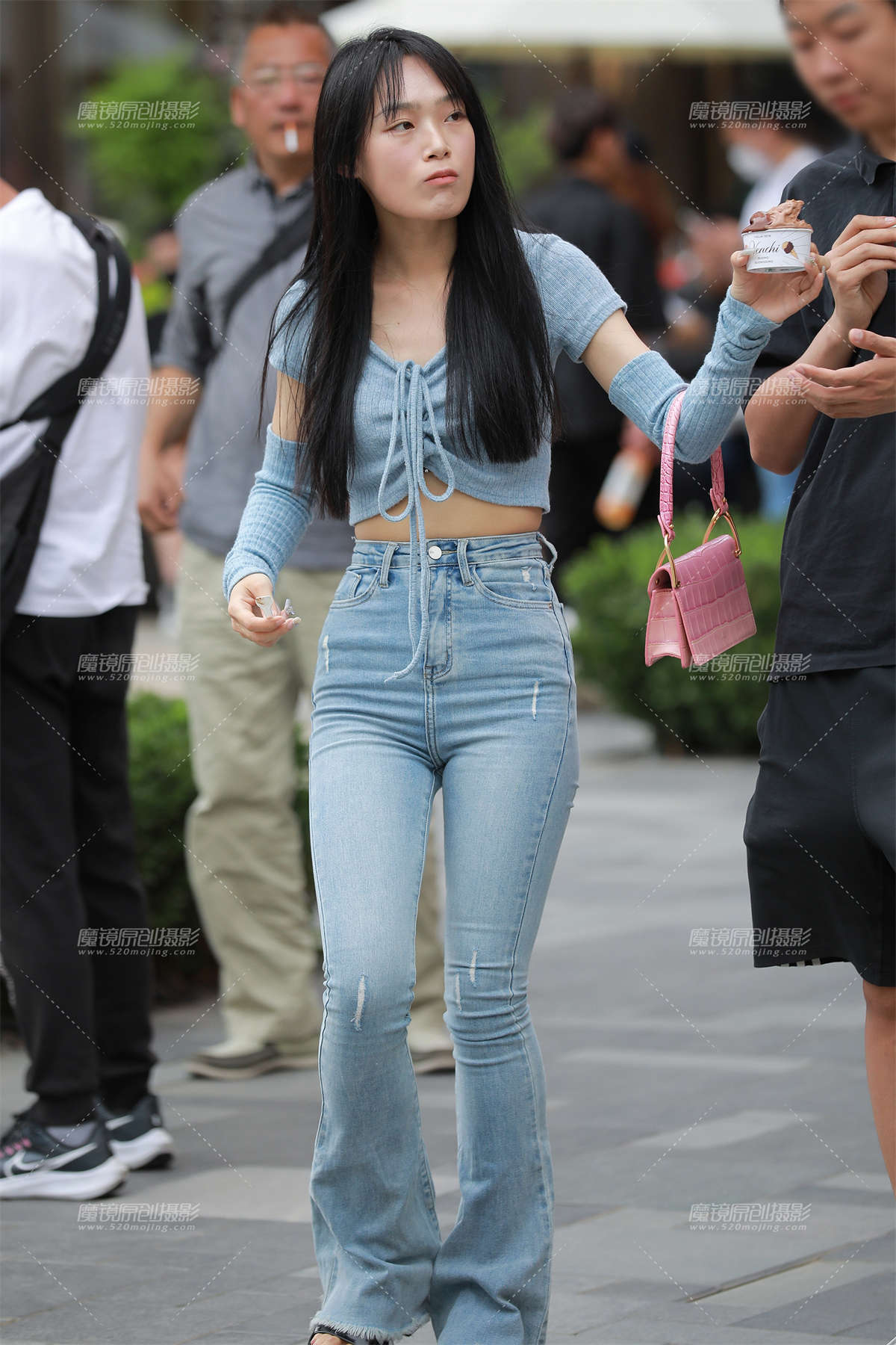 【玻璃街拍】吃冰激凌的小姐姐-日更街拍