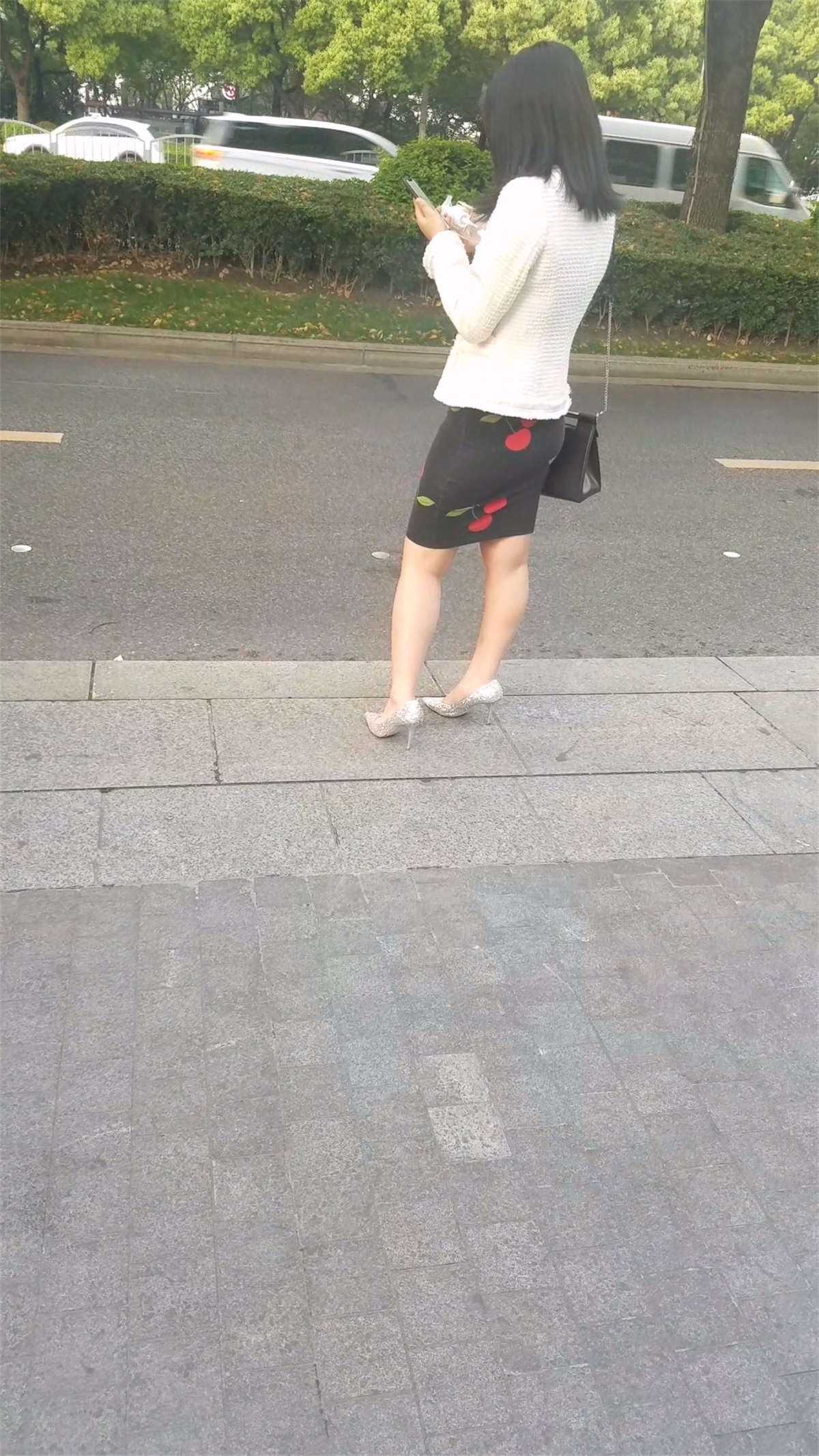 包臀裙银白高跟性感MM-日更街拍