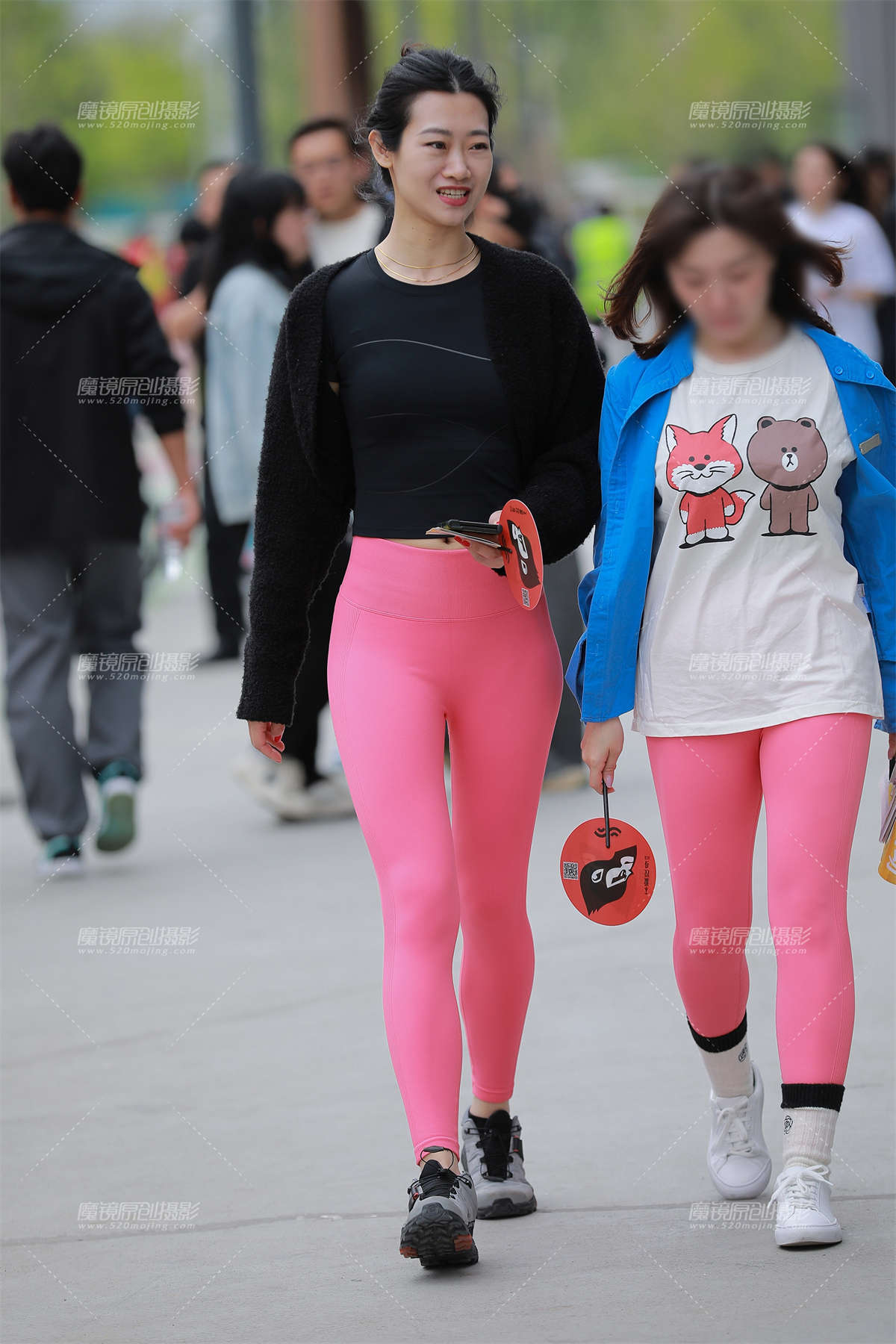 图片[2]-【玻璃街拍】粉色瑜伽裤小姐姐-日更街拍