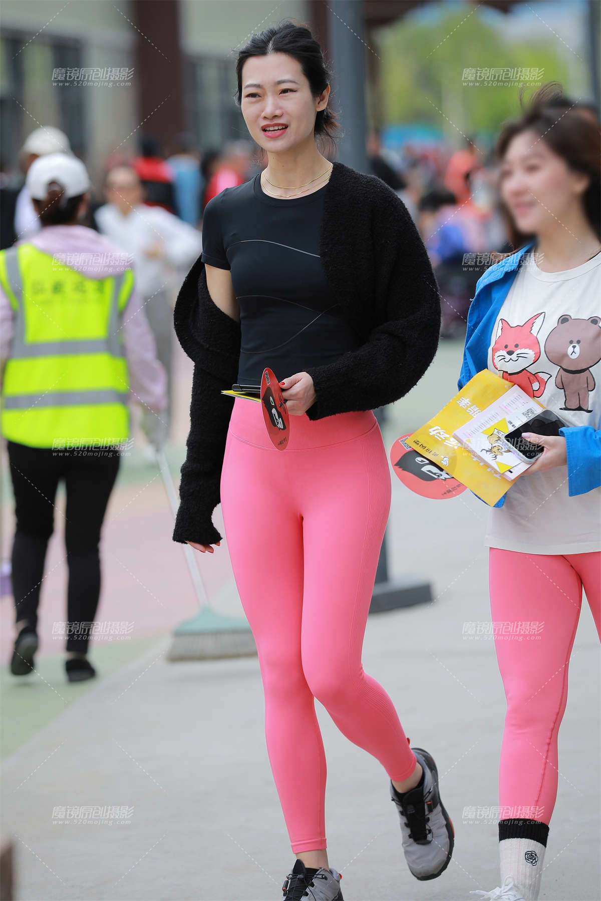 【玻璃街拍】粉色瑜伽裤小姐姐-日更街拍