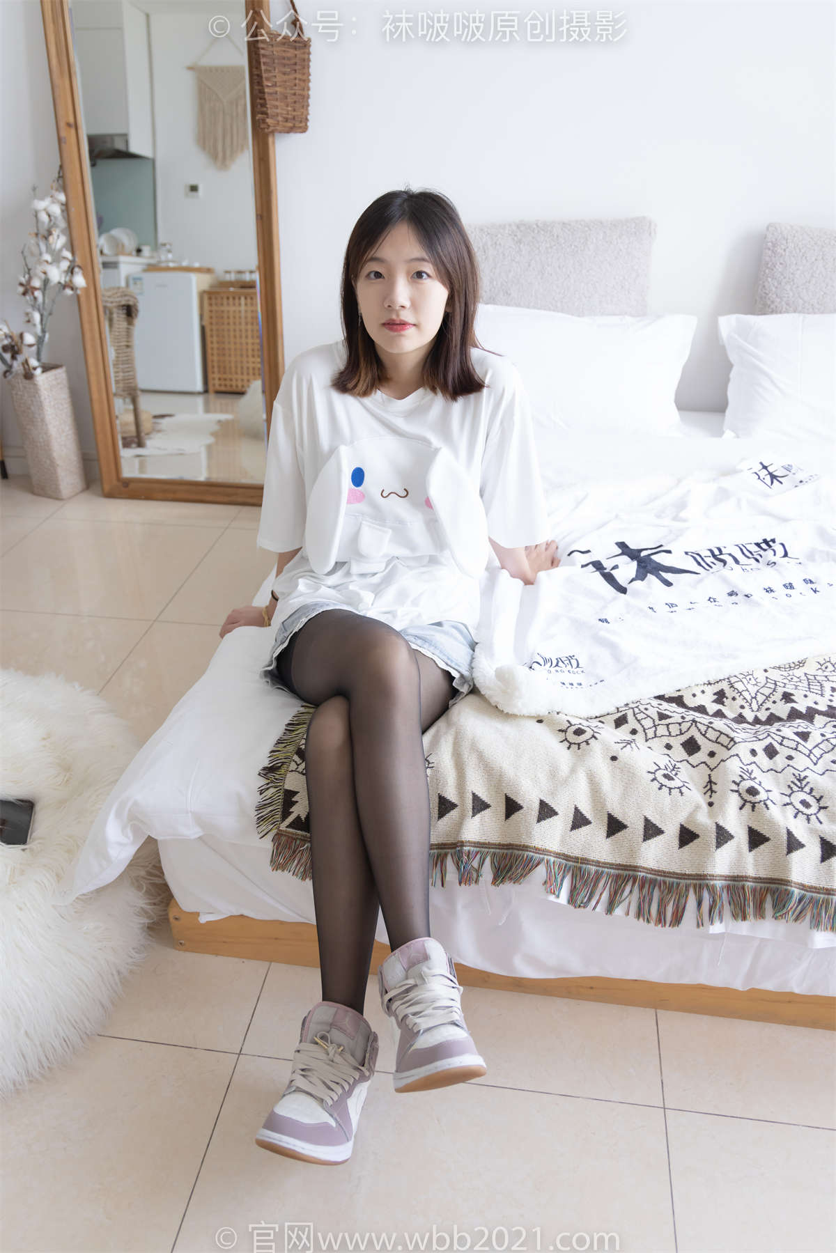 图片[2]-袜啵啵 No.233 小甜豆-板鞋、黑丝（脚尖加固款）花絮版-日更街拍