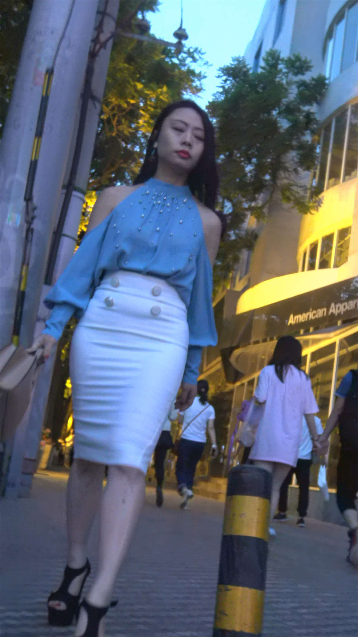 图片[2]-极品开叉裙大美女-日更街拍