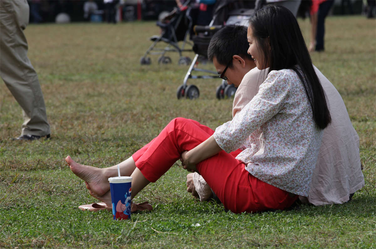 踏青公园街拍系列No.495 少女脚跟不离地，也不妨碍把玉足看个真切-日更街拍