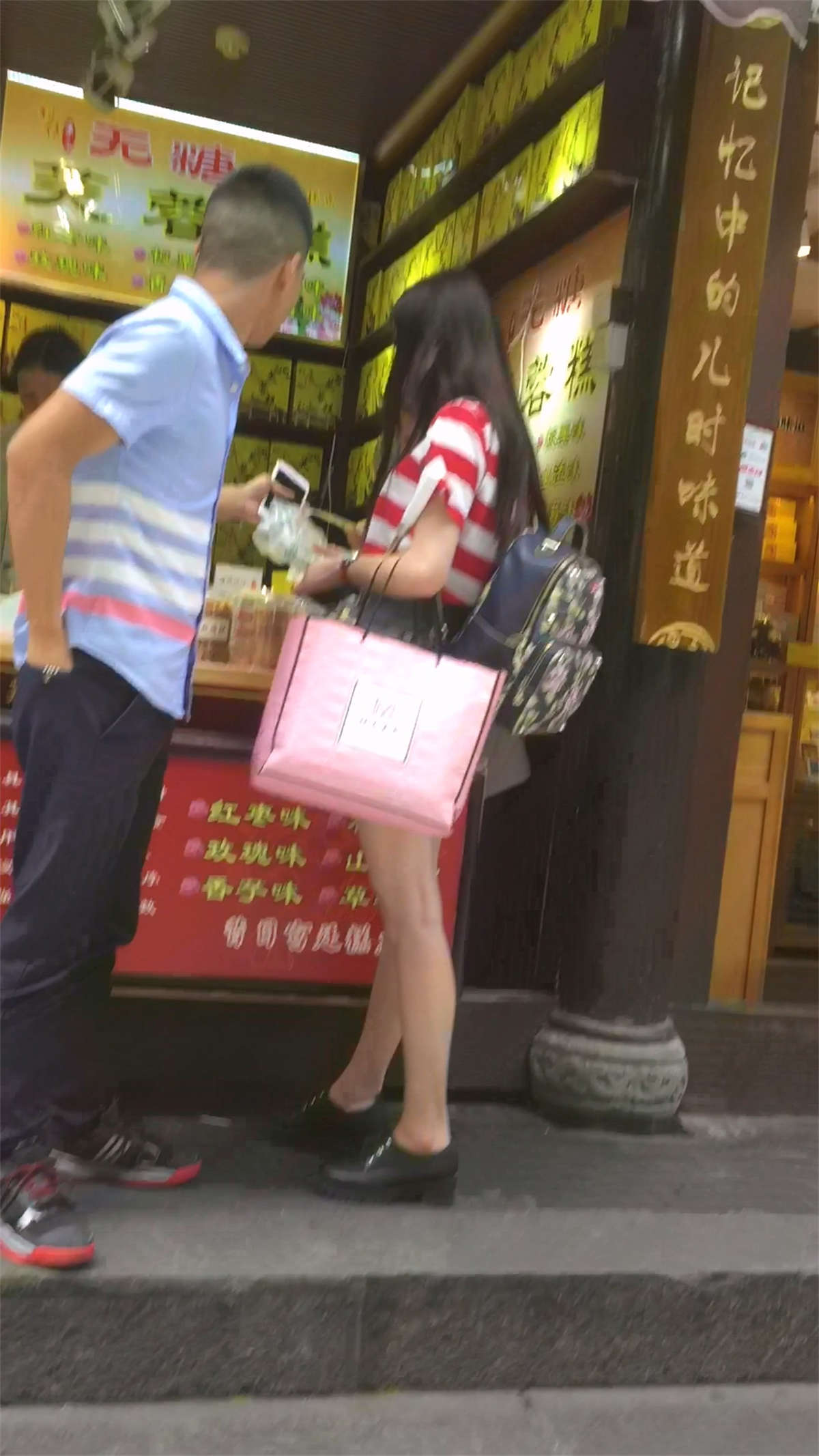 热裤女孩街拍MM-日更街拍
