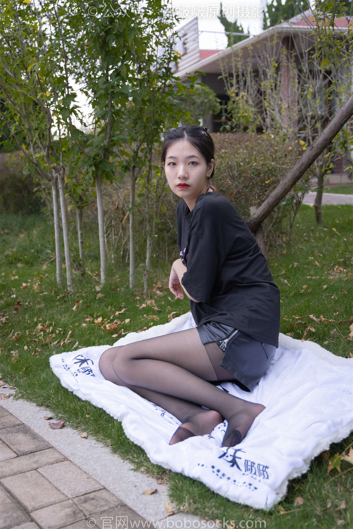 袜啵啵 No.221 小甜豆-马丁靴、黑丝（脚尖加固款）花絮版-日更街拍