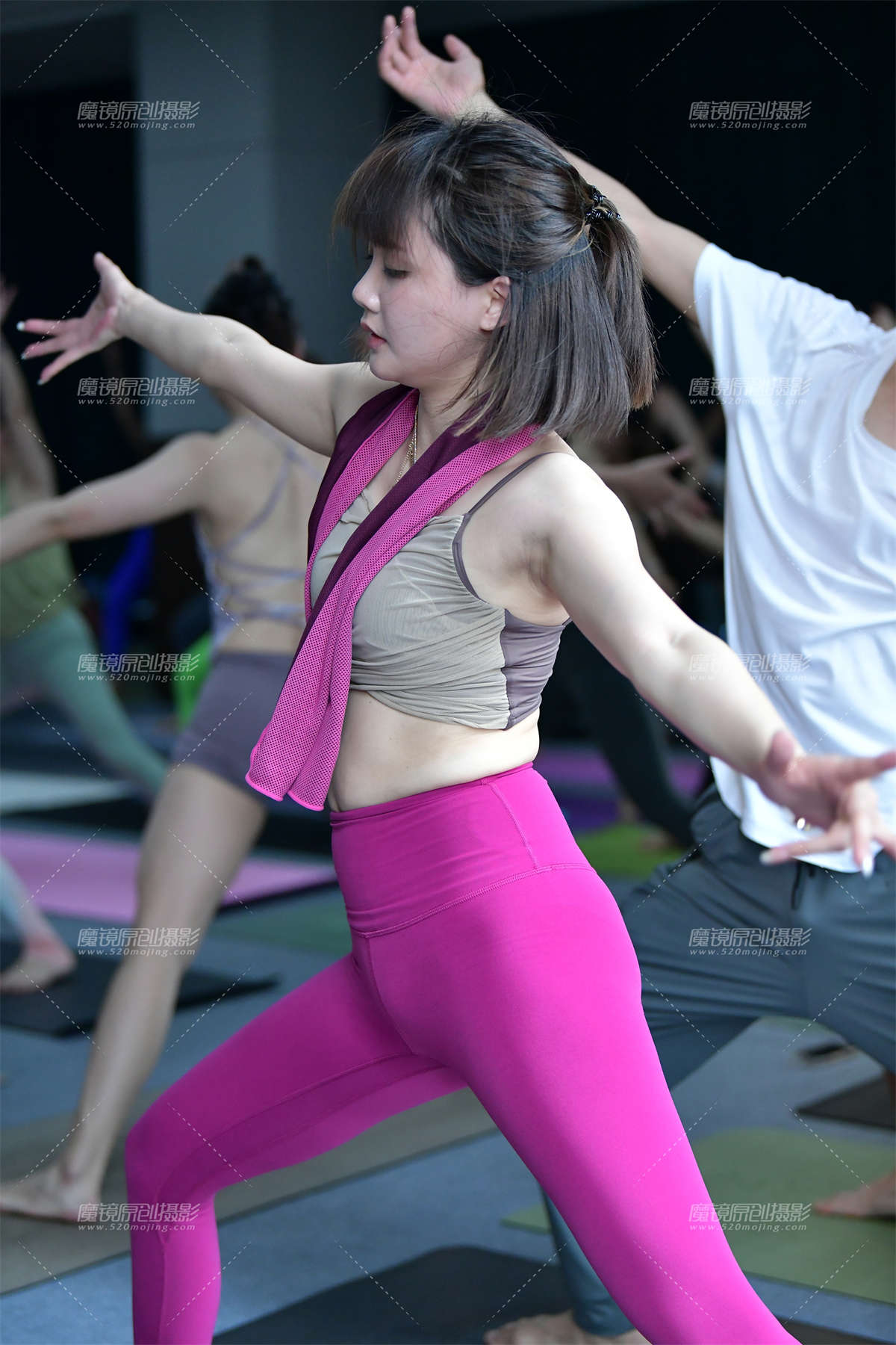 图片[2]-★舒展玫红瑜伽裤美女-日更街拍