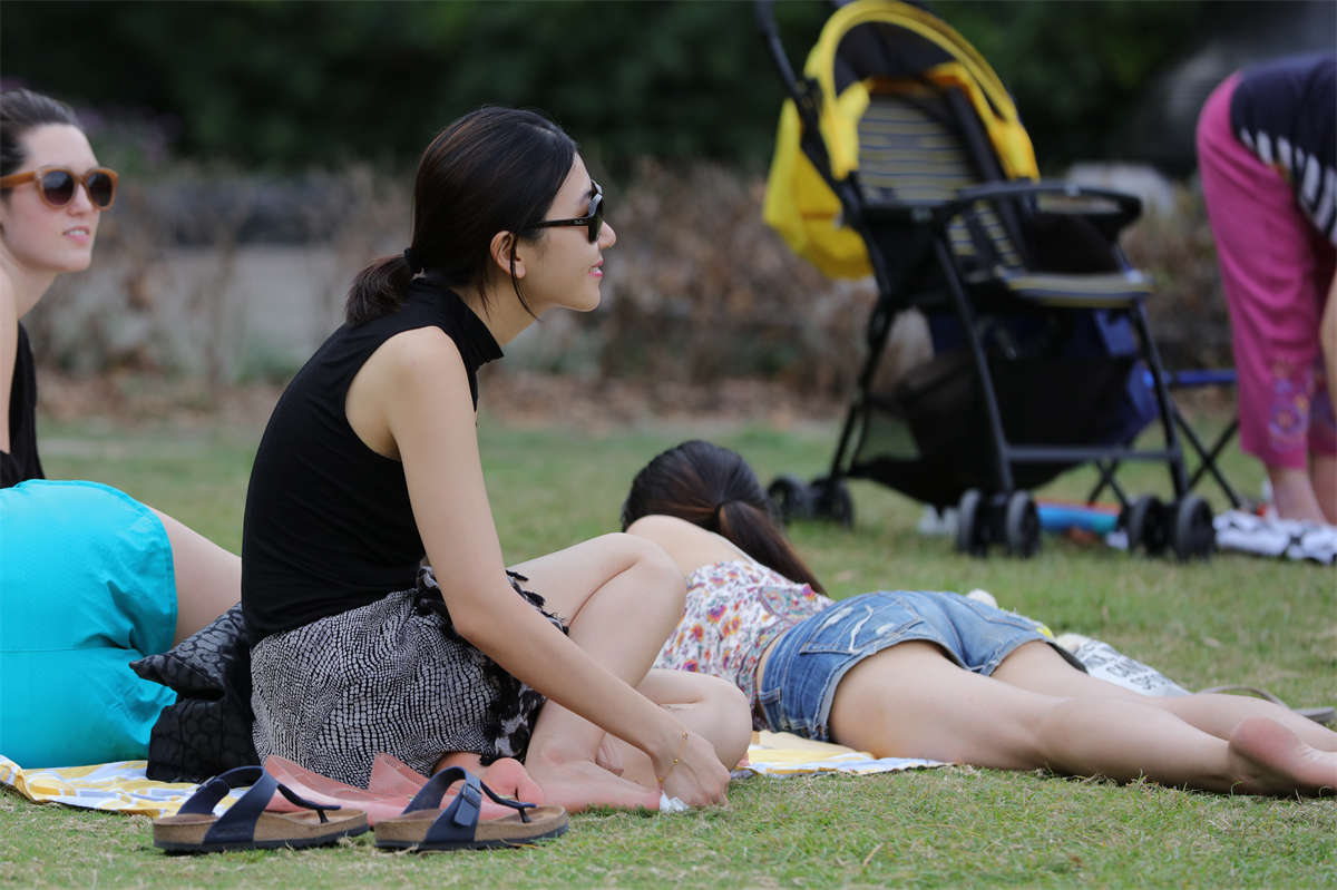 图片[2]-踏青公园街拍系列No.632 双娇出场，一个颜值更高，一个足弓接近90度，你喜欢哪个？ 第4套-日更街拍