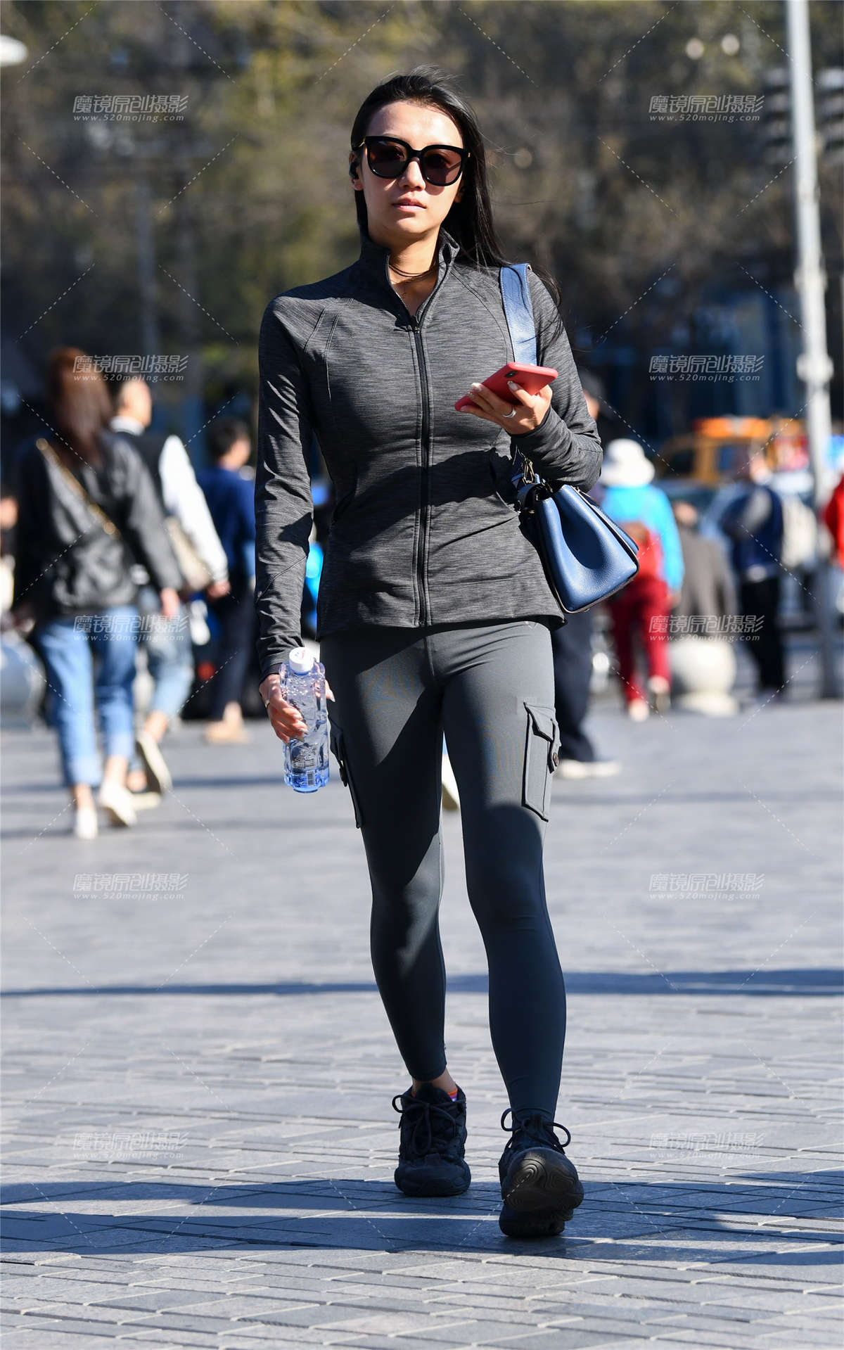 紧身裤包裹出性感好身材-日更街拍