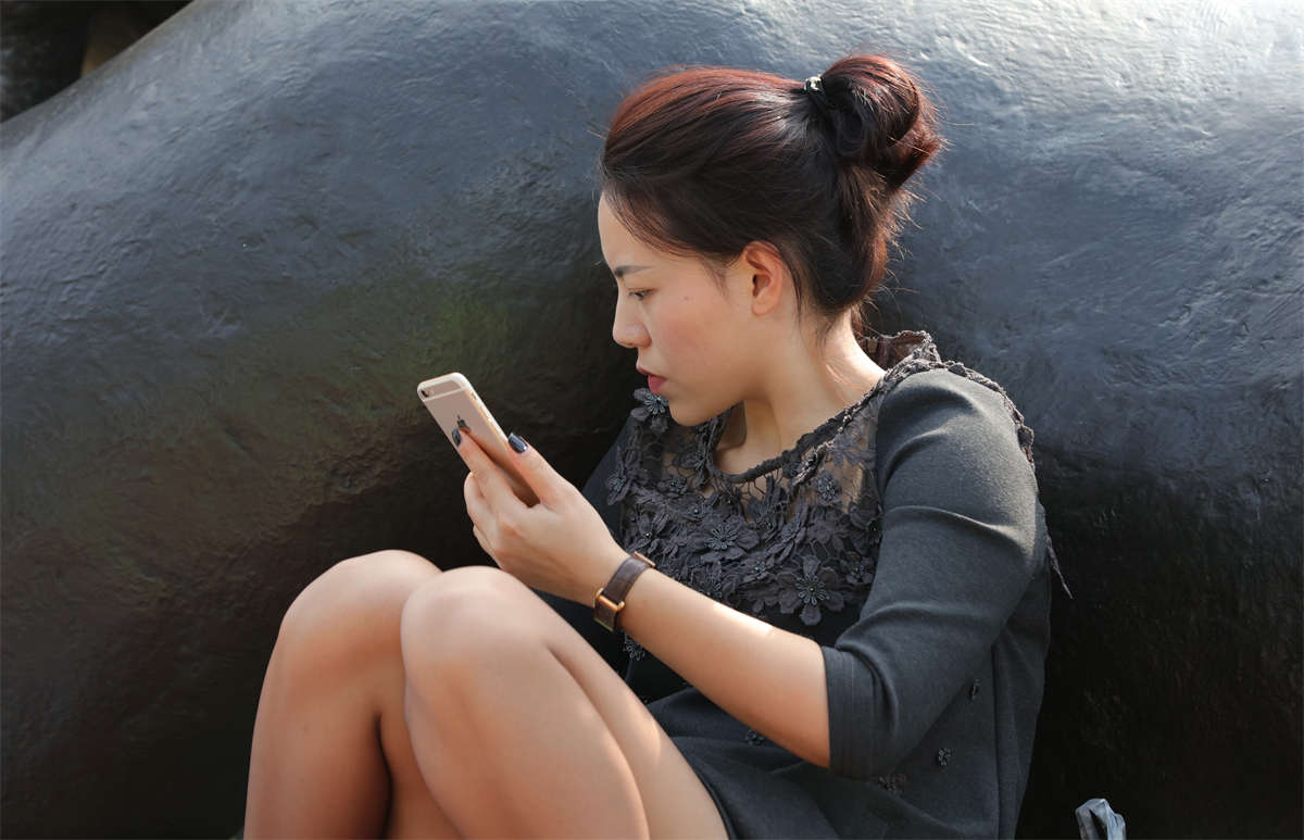 图片[2]-踏青公园街拍系列No.633 少妇穿着少见的棕色长丝，以为自己躲在了一个没人的角落 第1套-日更街拍