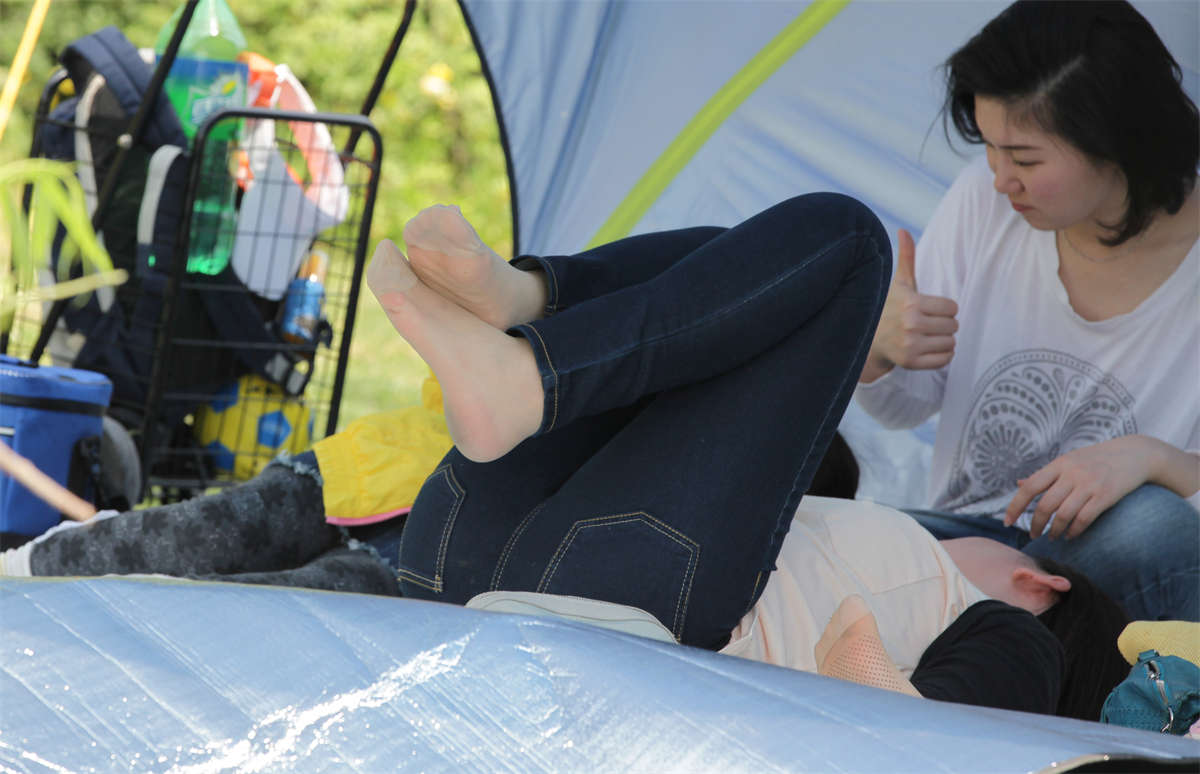 图片[2]-踏青公园街拍系列No.498 身边有人和没人的时候，这姿势差老远了-日更街拍