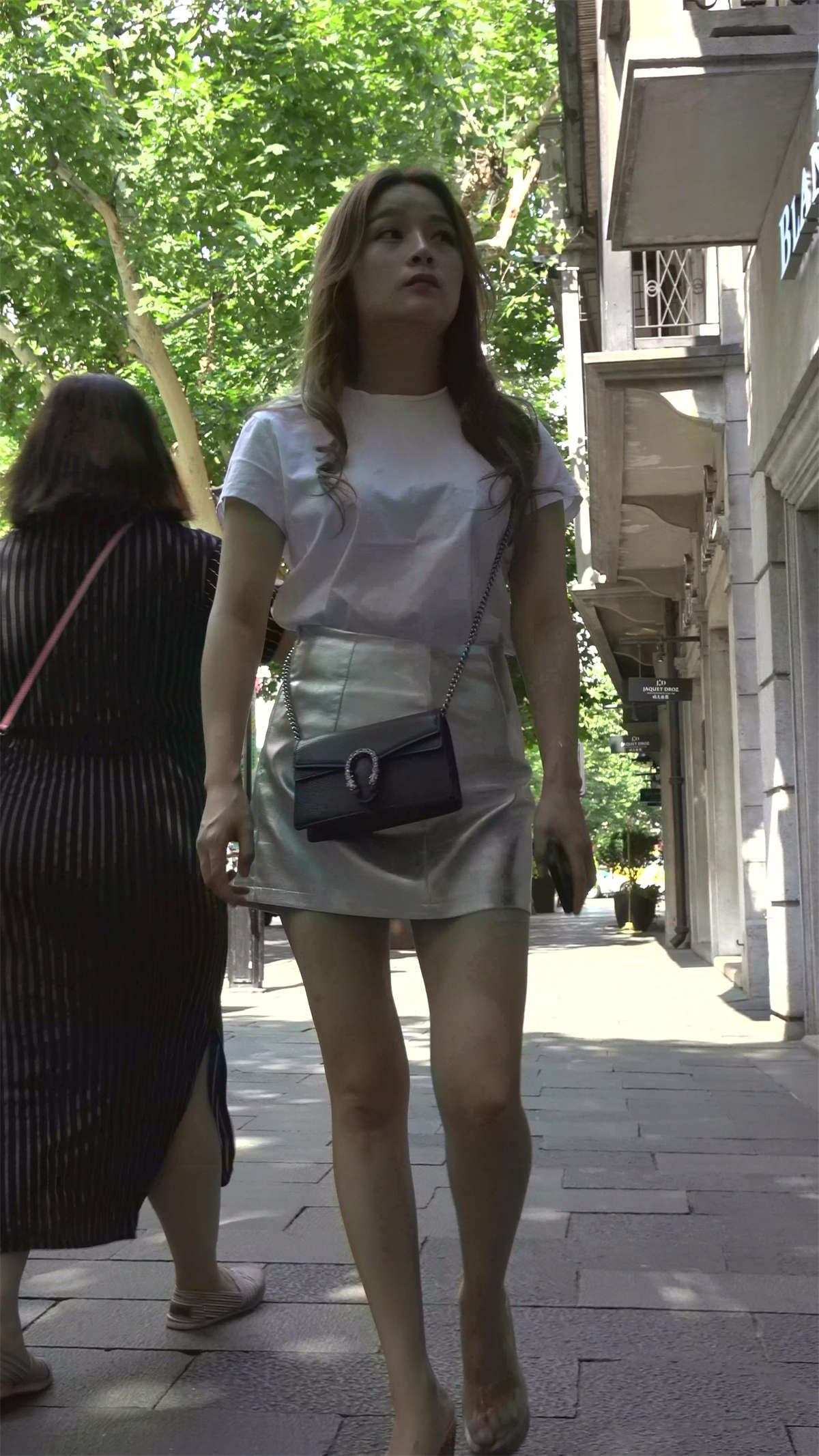 图片[2]-白色T恤短裙坡高跟美女-日更街拍