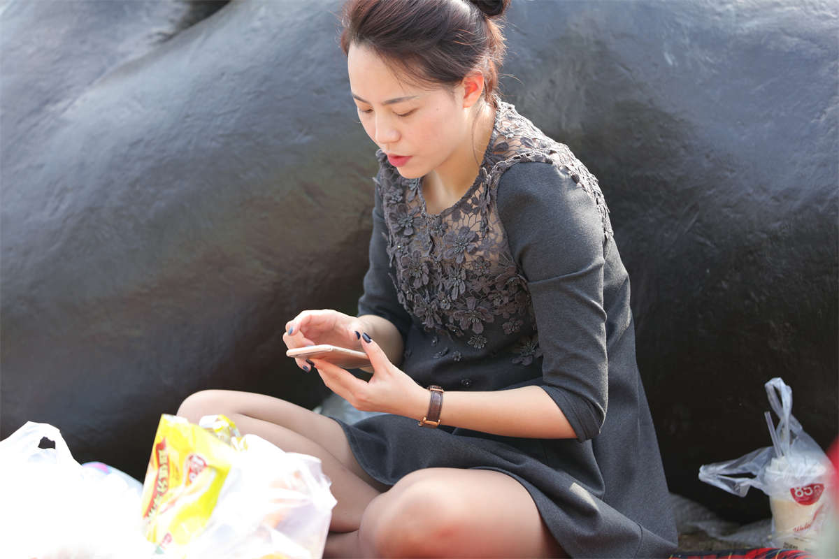 图片[2]-踏青公园街拍系列No.634 少妇穿着少见的棕色长丝，以为自己躲在了一个没人的角落 第2套-日更街拍