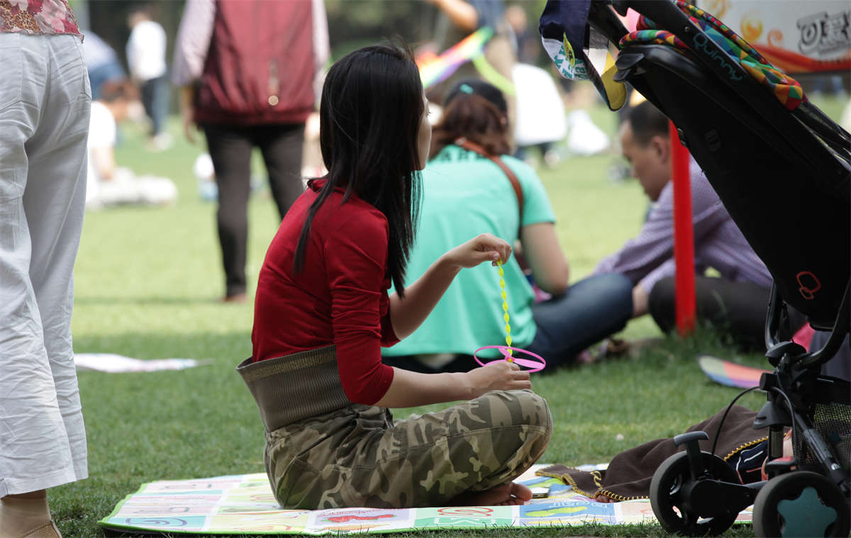 图片[2]-踏青公园街拍系列No.499 生完孩子马上就恢复身材的都是精品女人-日更街拍