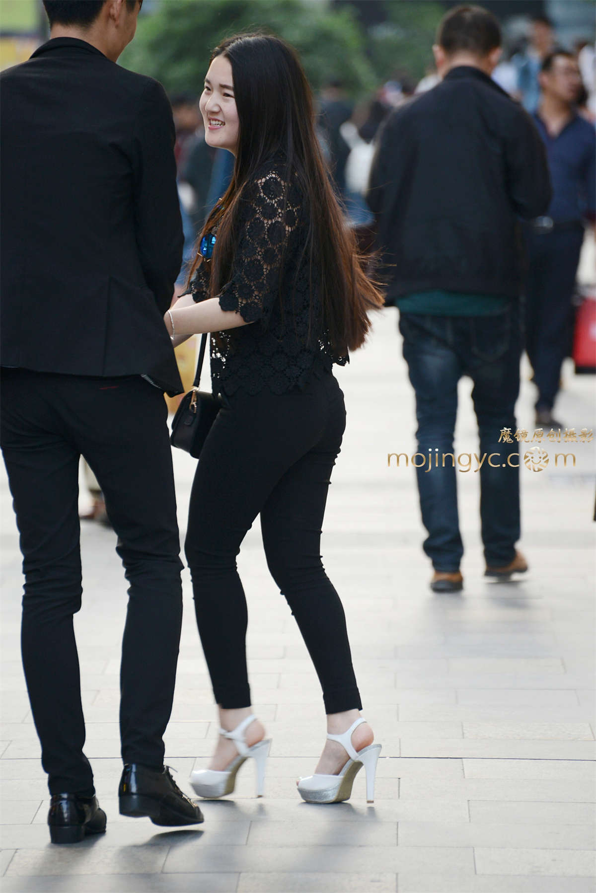 夜幕降临时的一身黑妹子-（10P）-日更街拍