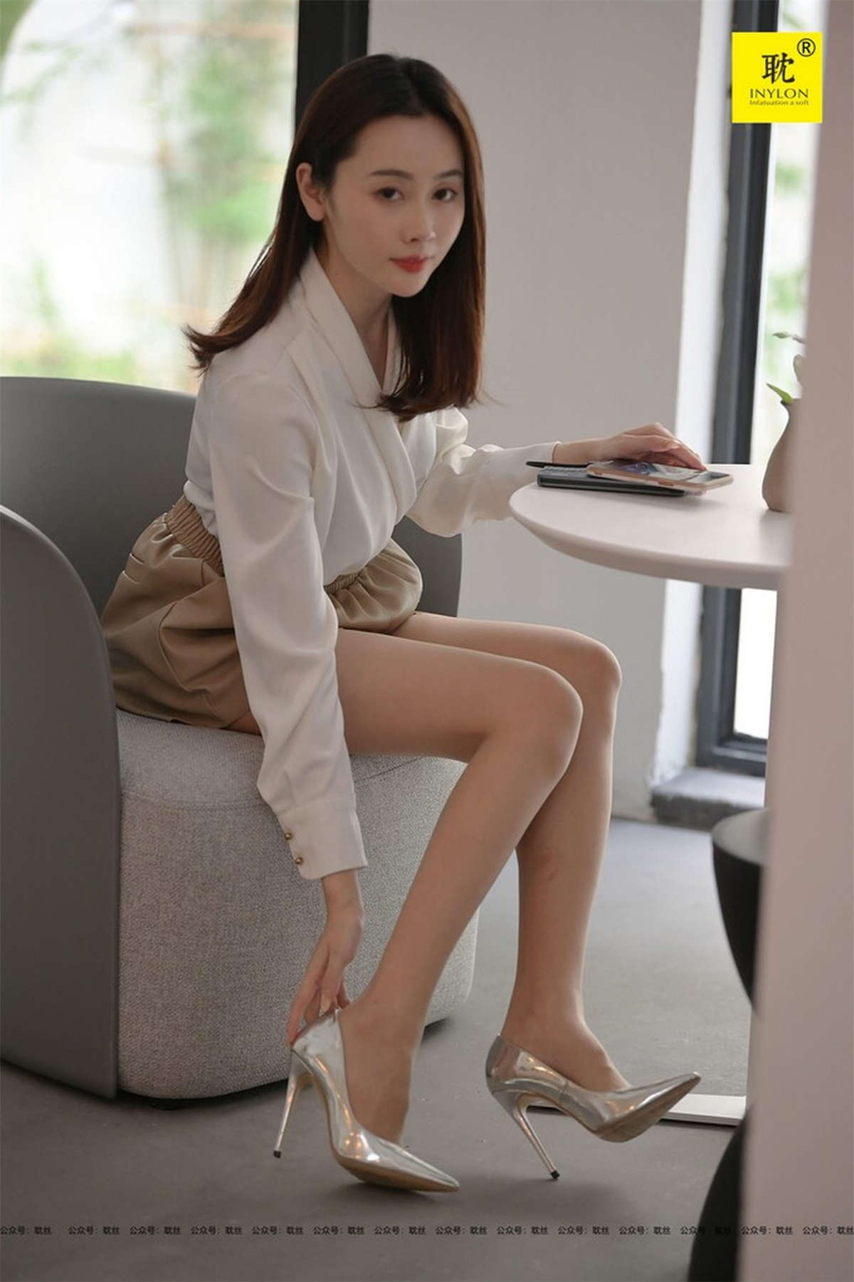 图片[2]-IESS异思趣向 耽丝009：藏美 肉丝高跟美腿-日更街拍