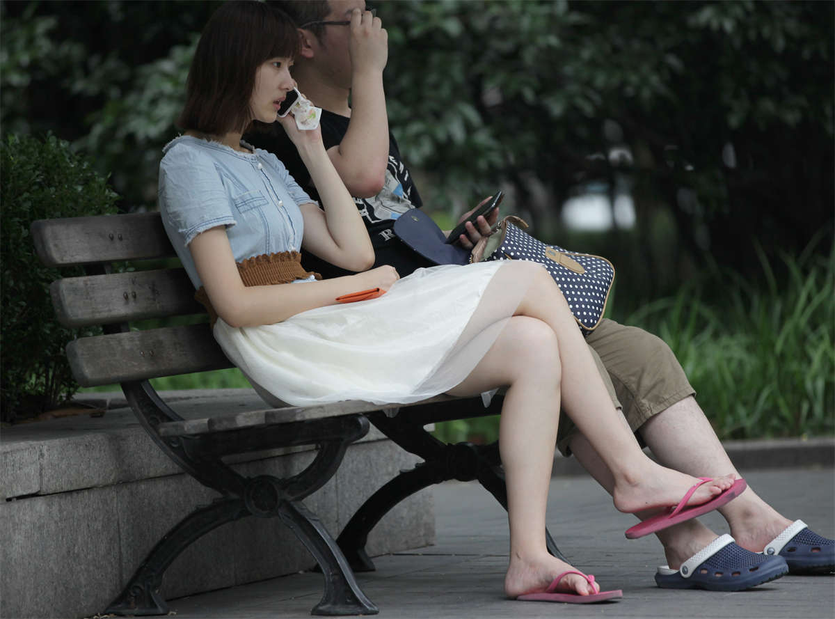 图片[2]-踏青公园街拍系列No.500 盛夏遇到雪白的女孩，总是很激动-日更街拍