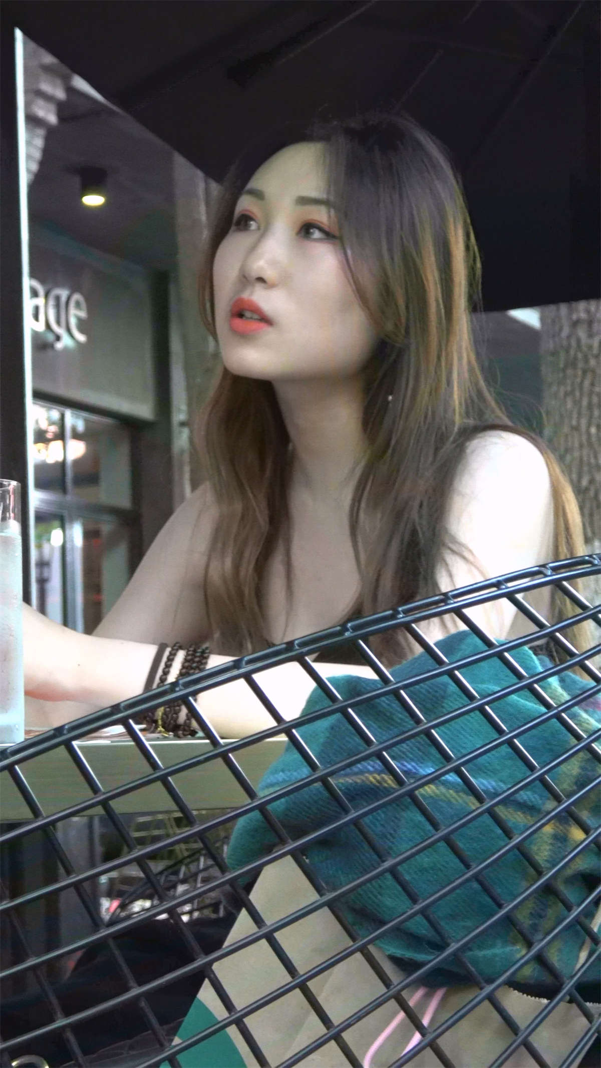 图片[2]-超级白皙的性感美腿美女-日更街拍