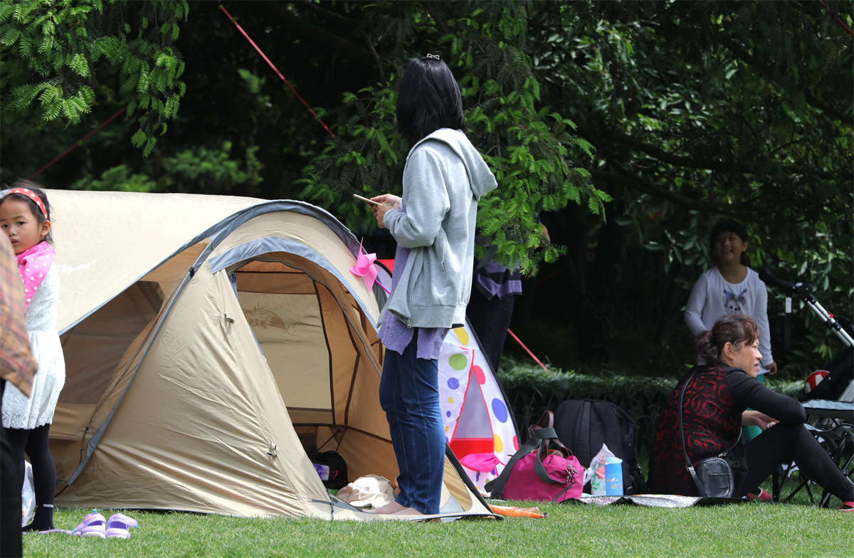 图片[2]-踏青公园街拍系列No.636 虽然搭了帐篷，但肉丝少妇更喜欢草地的感觉 第1套-日更街拍