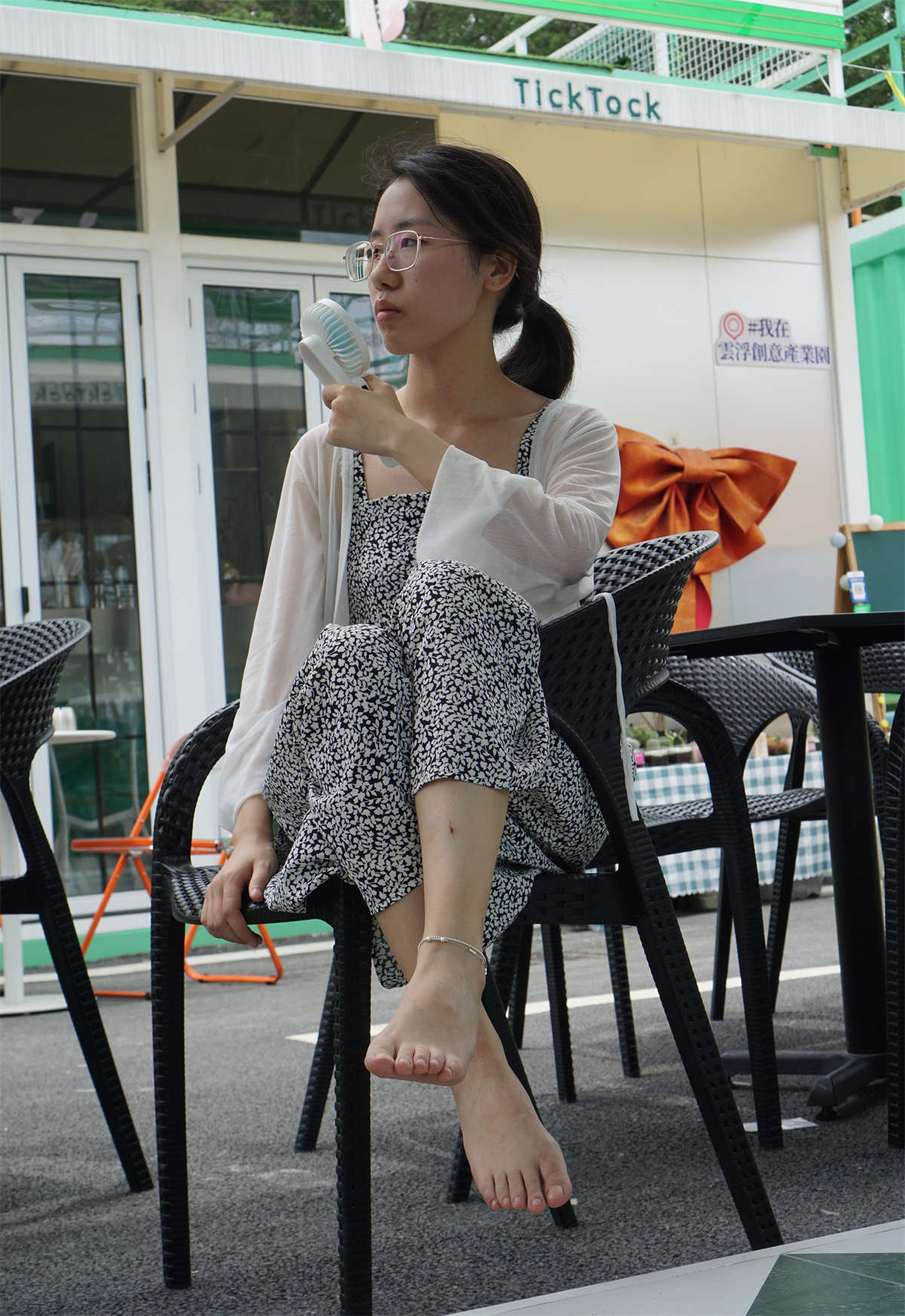 aapary摄影 No.106 婷婷的37码二趾长美脚-日更街拍