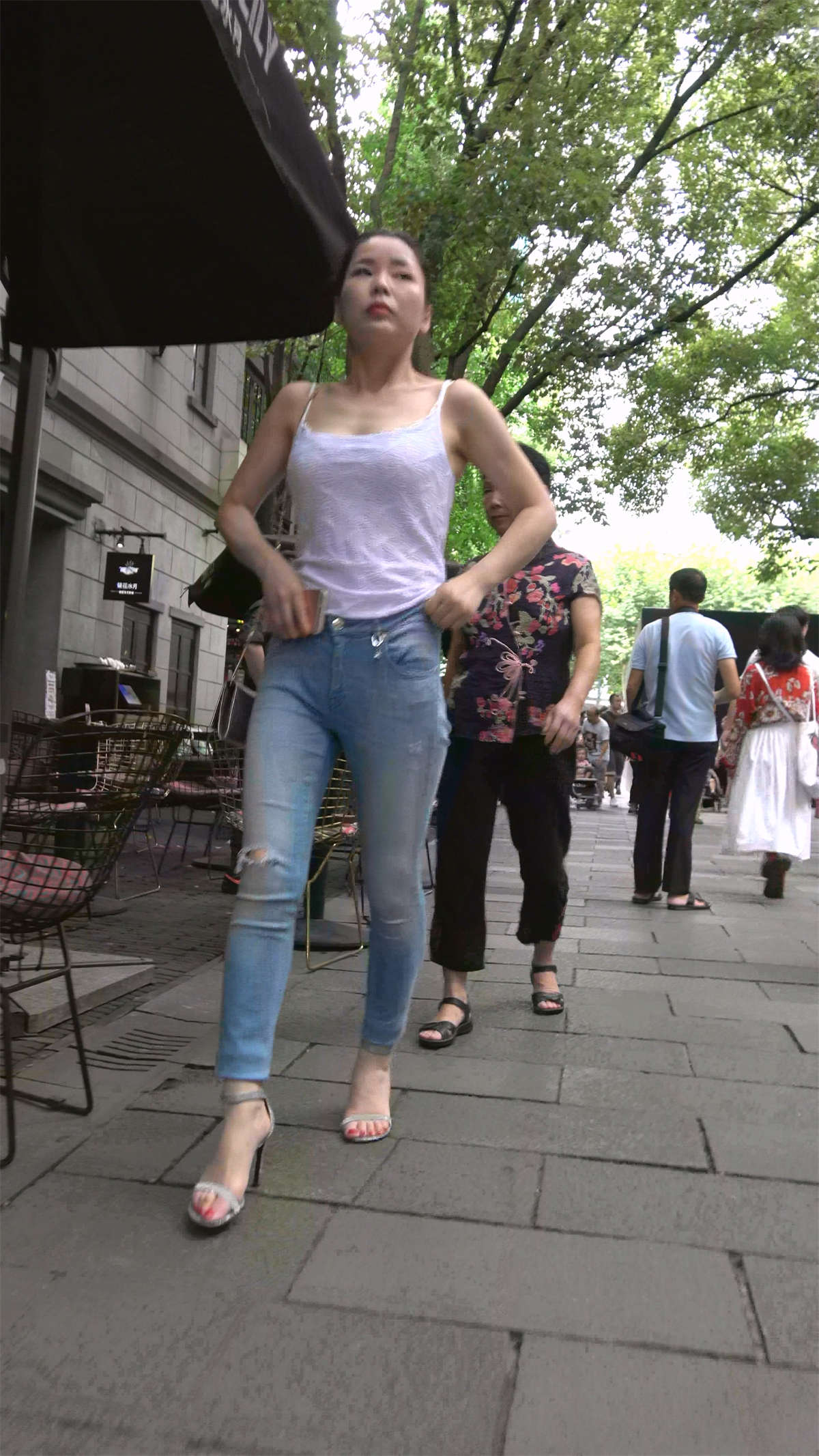 低胸吊带紧身牛仔凉高跟性感美女-日更街拍
