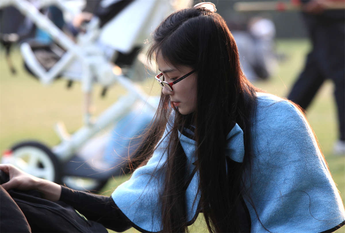 图片[2]-踏青公园街拍系列No.638 一双秀美的长丝，已分不清是白色还是肉色 第1套-日更街拍