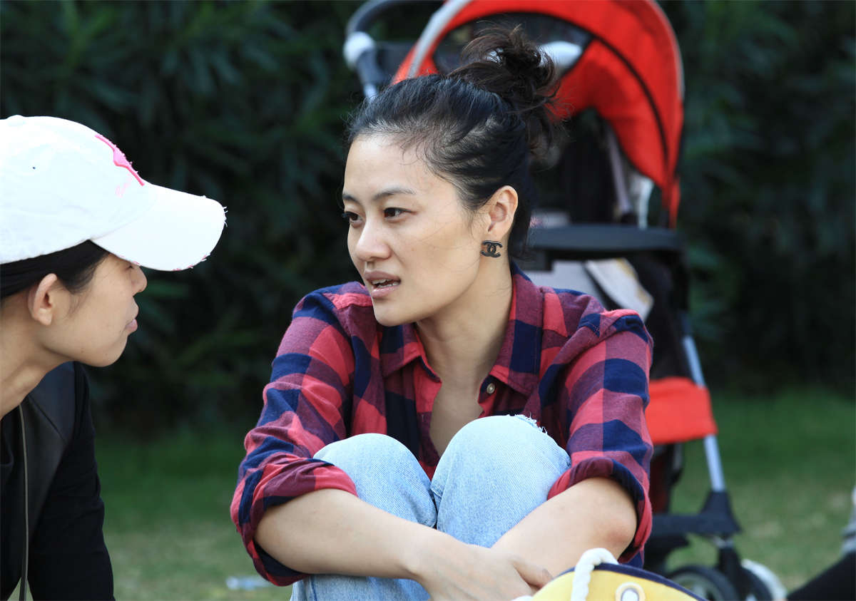 图片[2]-踏青公园街拍系列No.639 一双骨感长趾玉足，要的就是这份气质-日更街拍