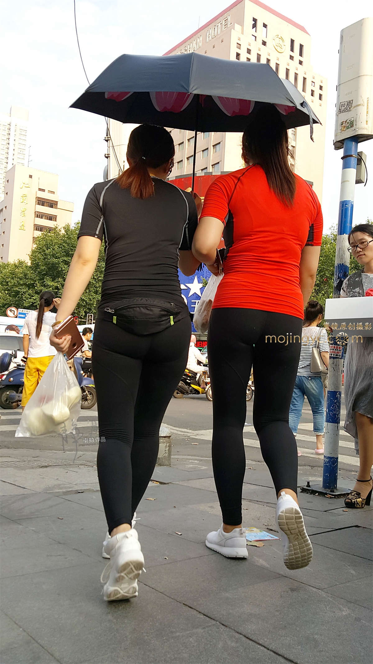 【静月街拍】两个黑裤妹子-（18P）-日更街拍