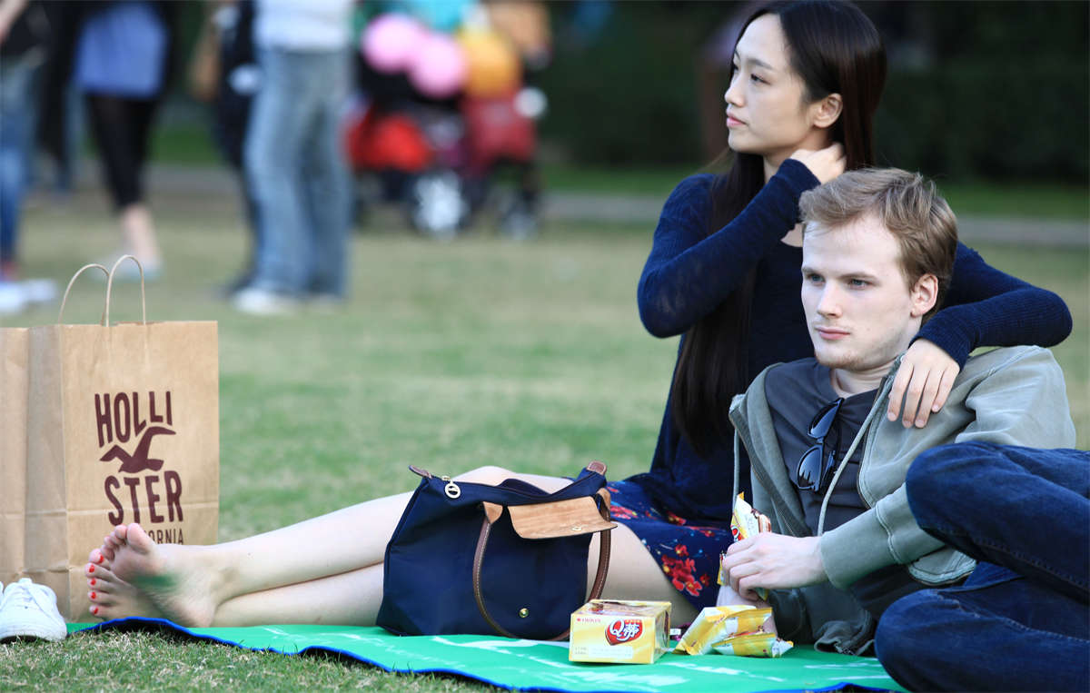 图片[2]-踏青公园街拍系列No.640 一年未见的白晰美女，果然人更性感，足更妖艳了 第1套-日更街拍