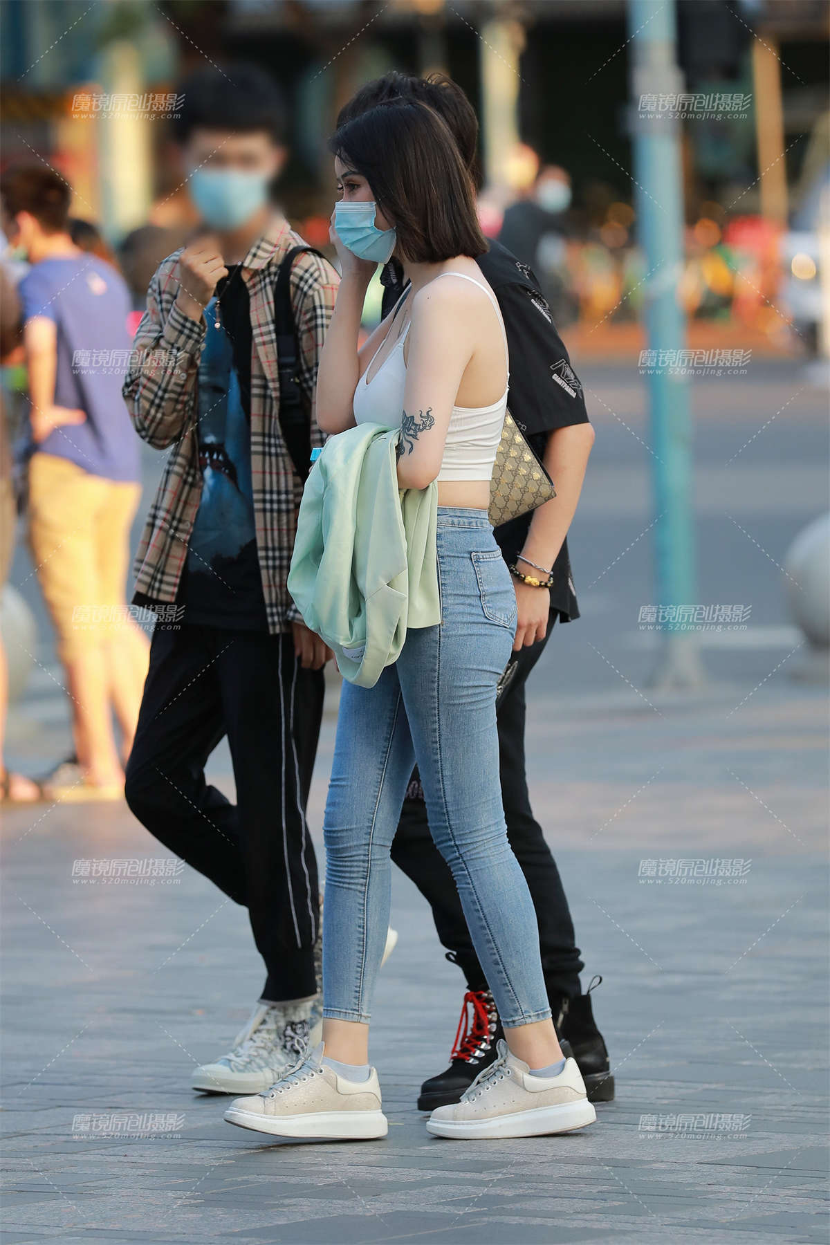 图片[2]-【玻璃街拍】蓝牛美女-日更街拍
