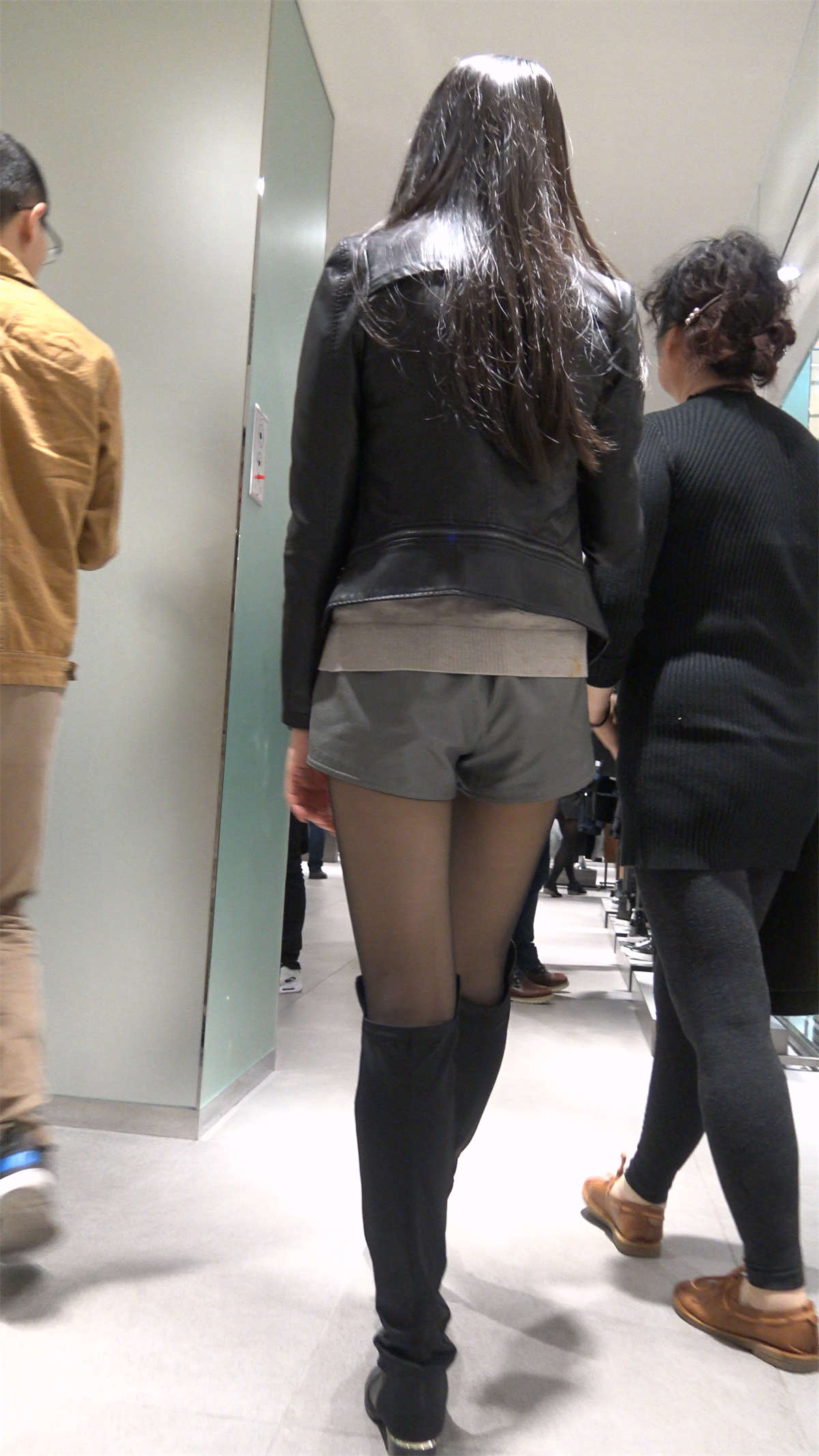 图片[2]-逛服装店的长筒靴皮衣街拍丝袜美女-日更街拍