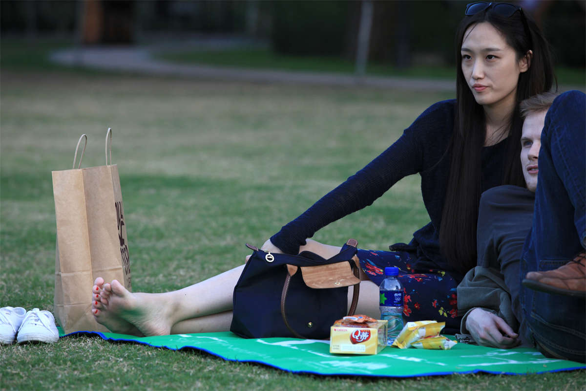 图片[2]-踏青公园街拍系列No.641 一年未见的白晰美女，果然人更性感，足更妖艳了 第3套-日更街拍