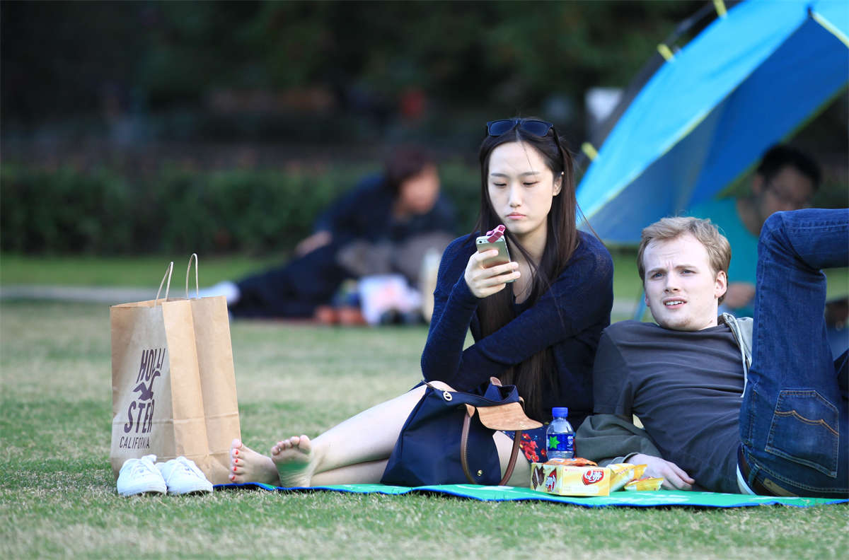 踏青公园街拍系列No.641 一年未见的白晰美女，果然人更性感，足更妖艳了 第3套-日更街拍