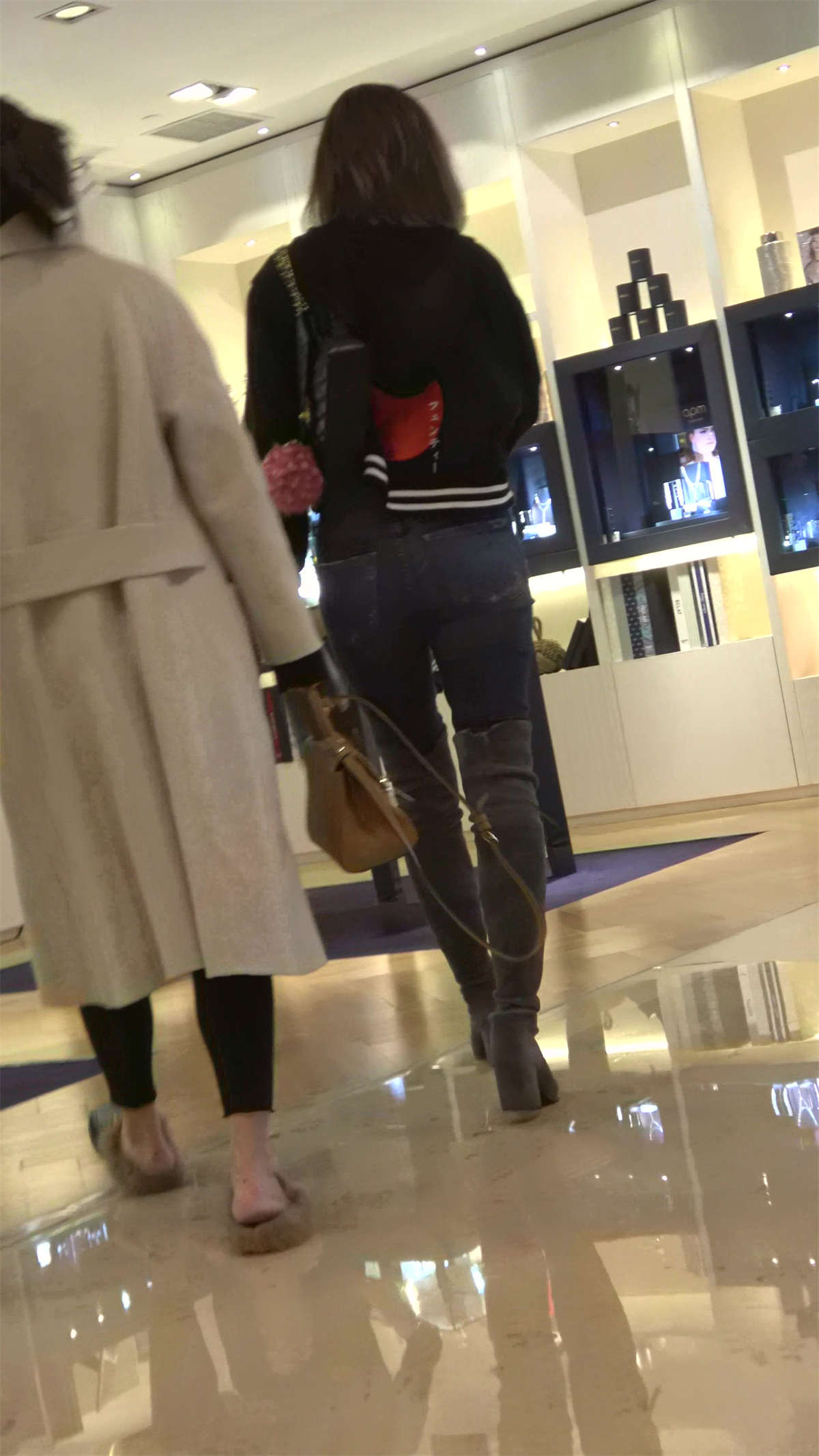 逛商场的极品紧身牛仔裤美女们-日更街拍