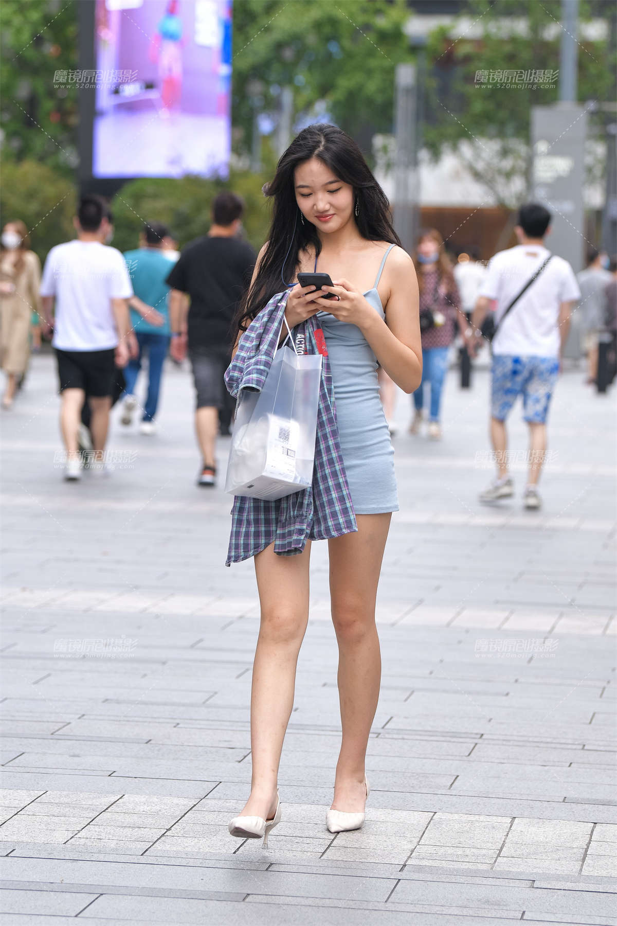 蓝色吊带短裙美女-日更街拍