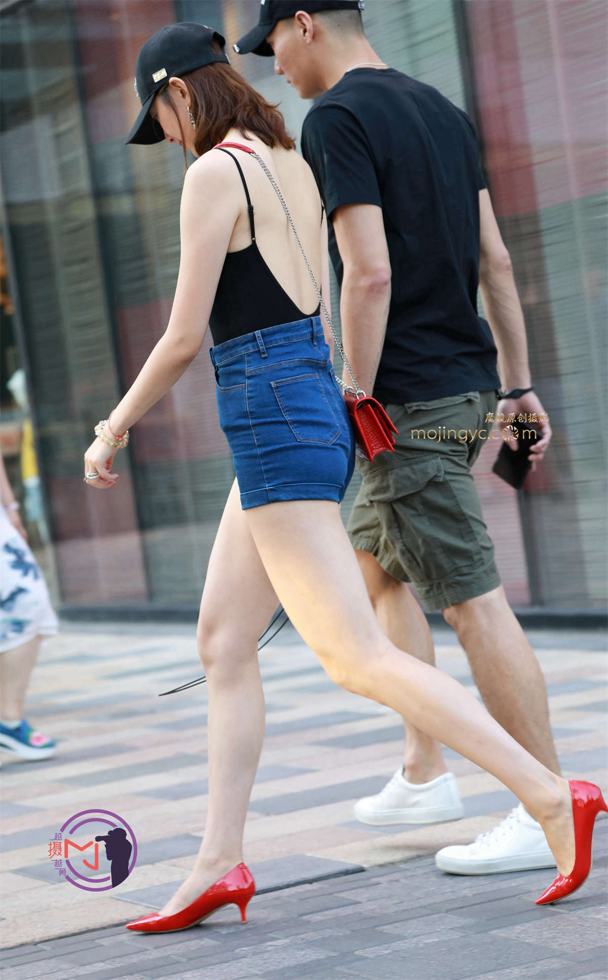 图片[2]-裸背长腿红短跟-日更街拍