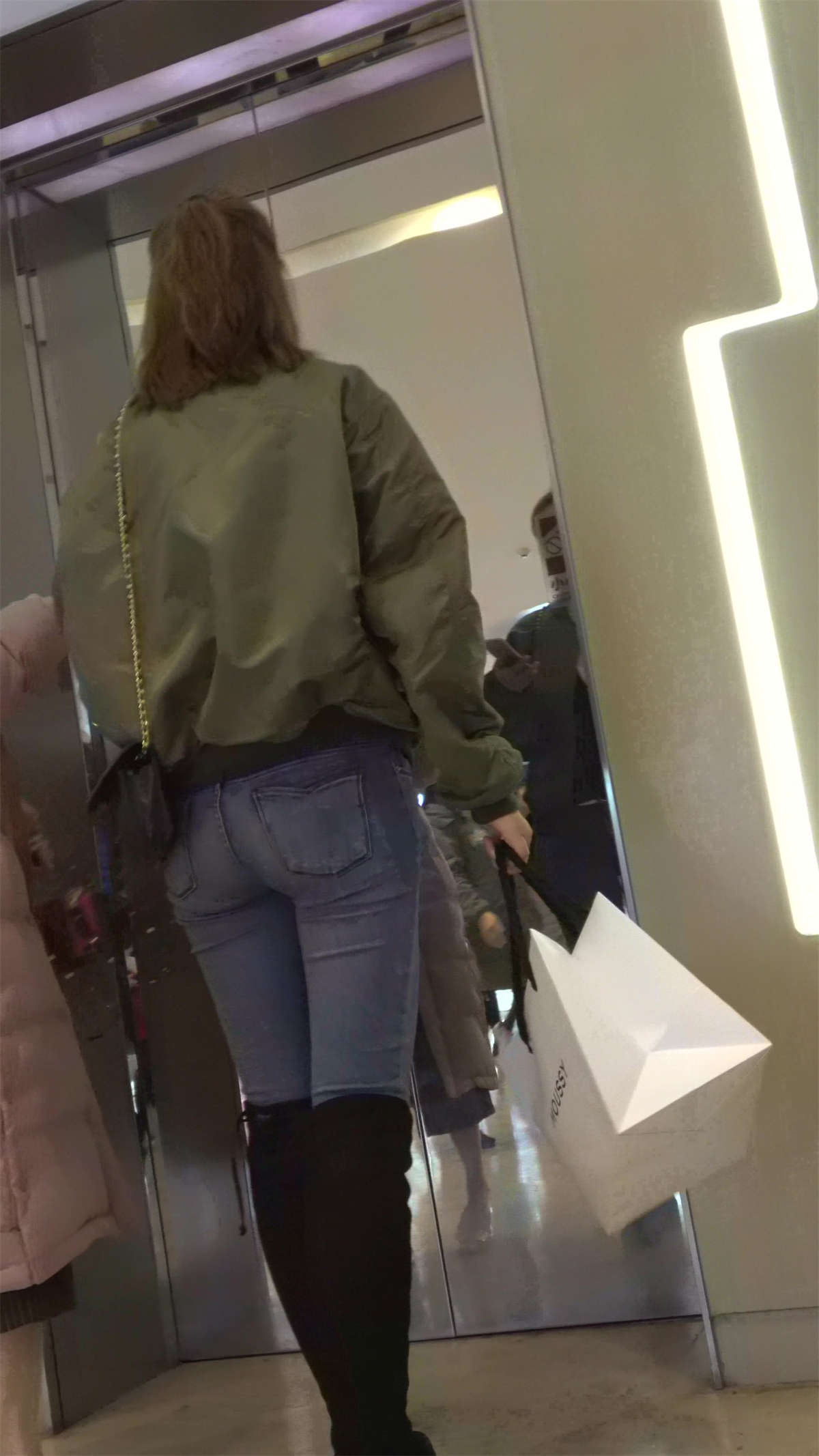商场连拍3位紧身牛仔裤美女shopping-日更街拍
