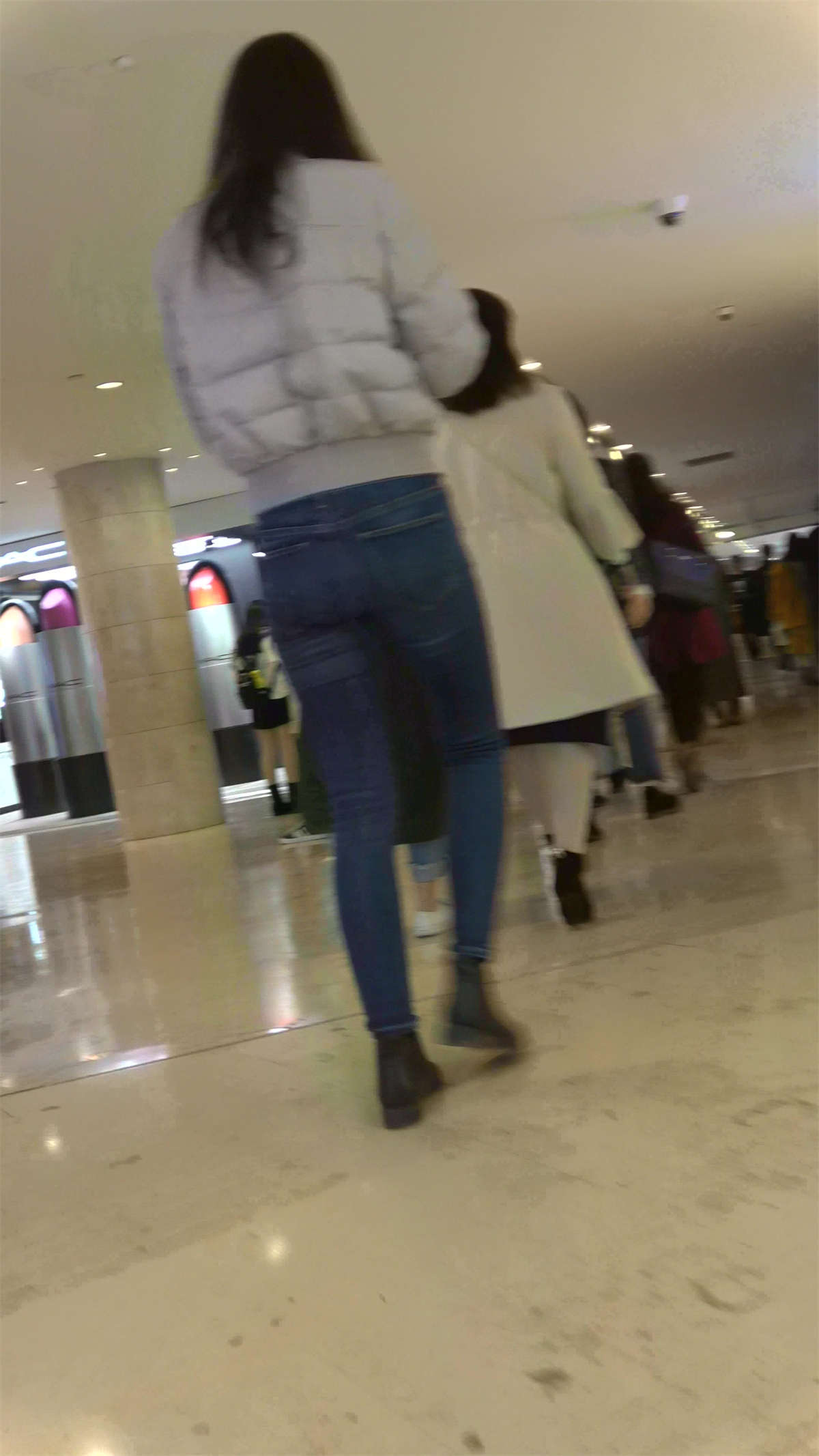 图片[2]-商场连拍3位紧身牛仔裤美女shopping-日更街拍