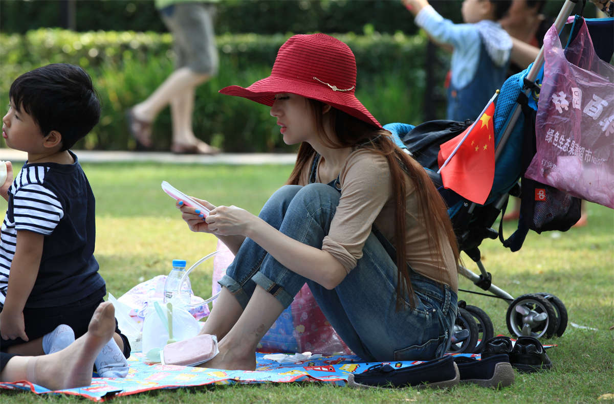 踏青公园街拍系列No.642 优雅美少妇，从头到脚都透露着精致-日更街拍