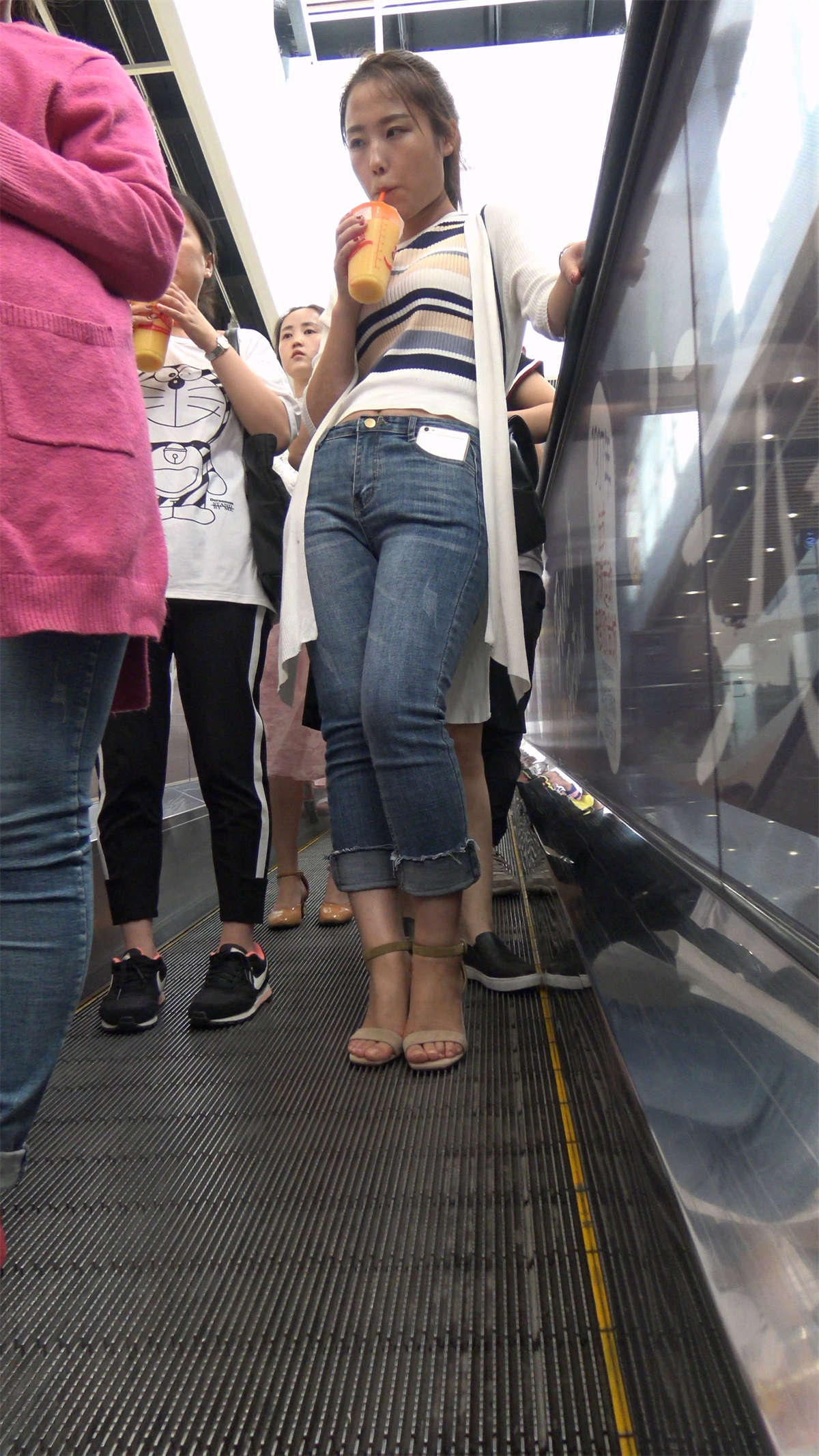 图片[2]-很有感觉的紧身牛仔裤美女姐姐-日更街拍