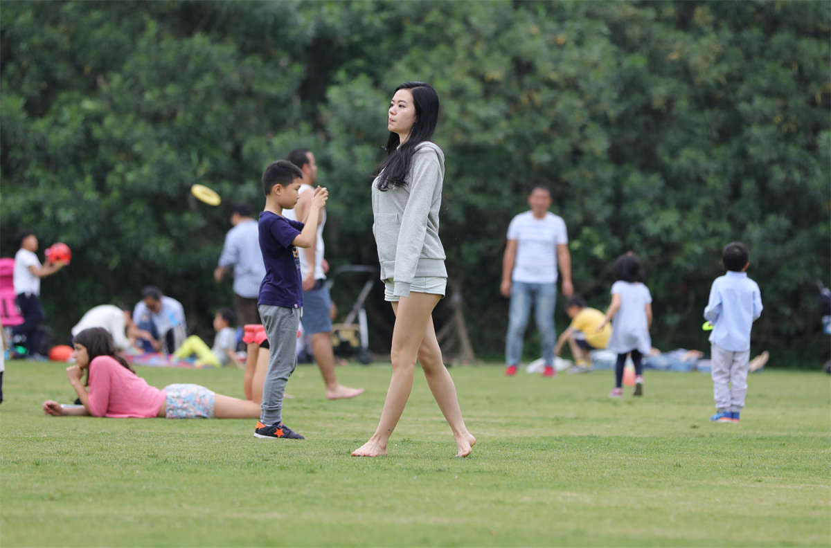 图片[2]-踏青公园街拍系列No.323 Canon5D草地系列-日更街拍