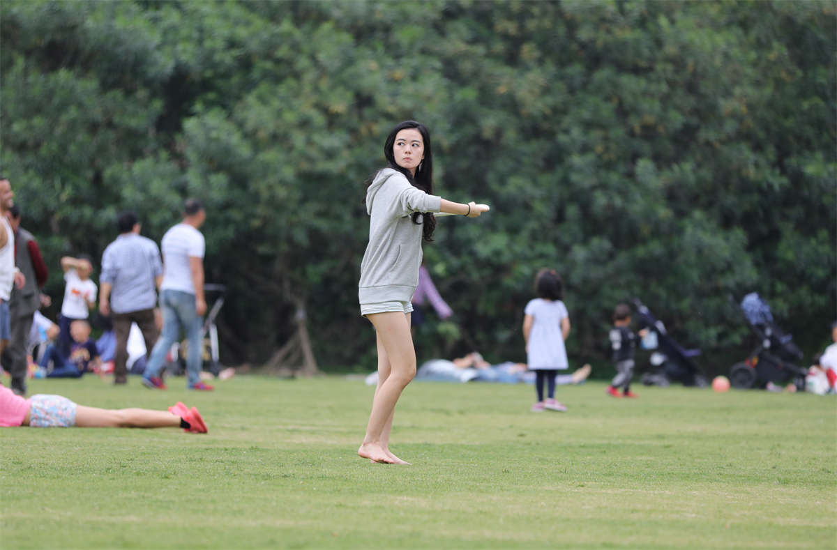 踏青公园街拍系列No.323 Canon5D草地系列-日更街拍
